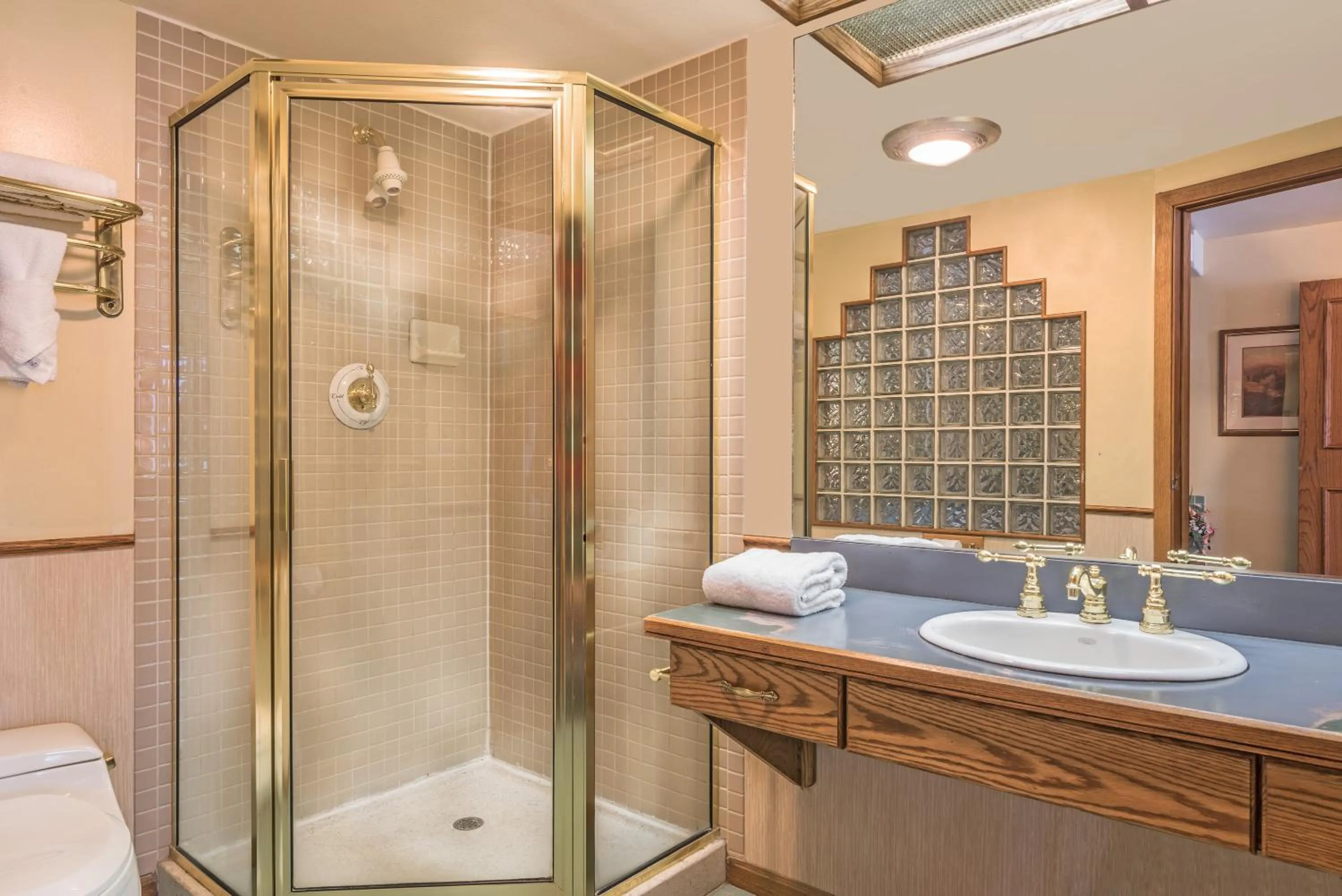 Bathroom in Howard Johnson by Wyndham Billings