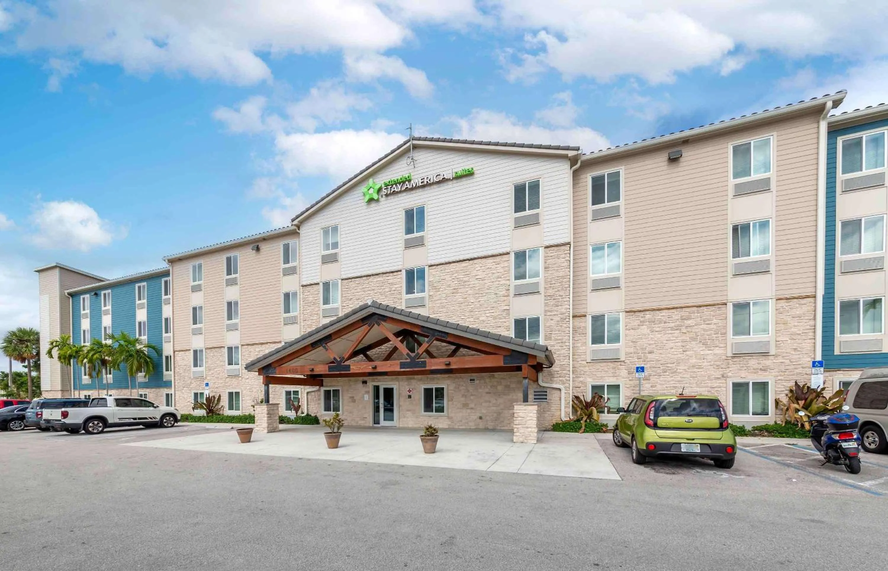 Property building in Extended Stay America Select Suites - Deerfield Beach