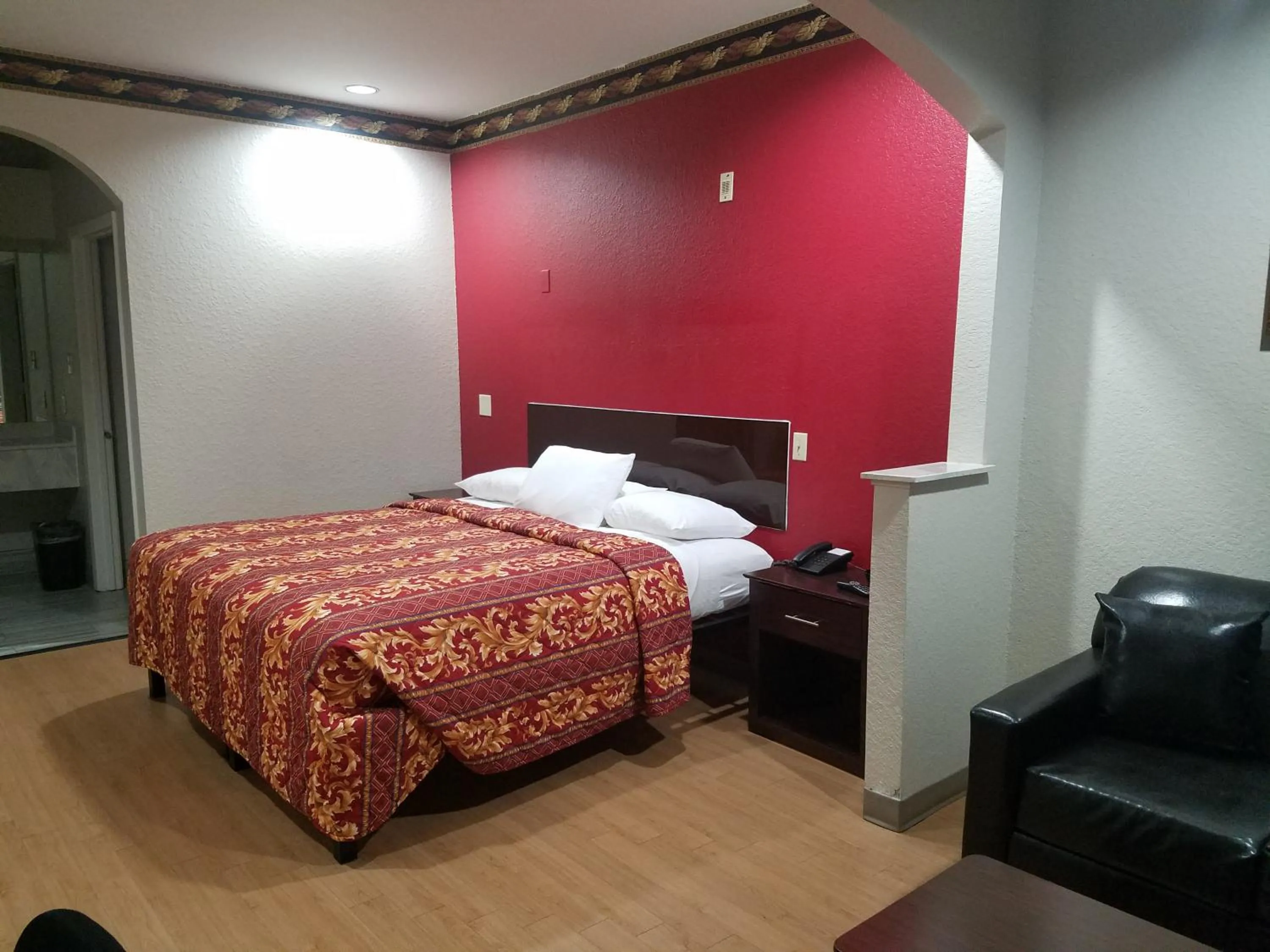 Bed in Scott Inn & Suites - Downtown Houston