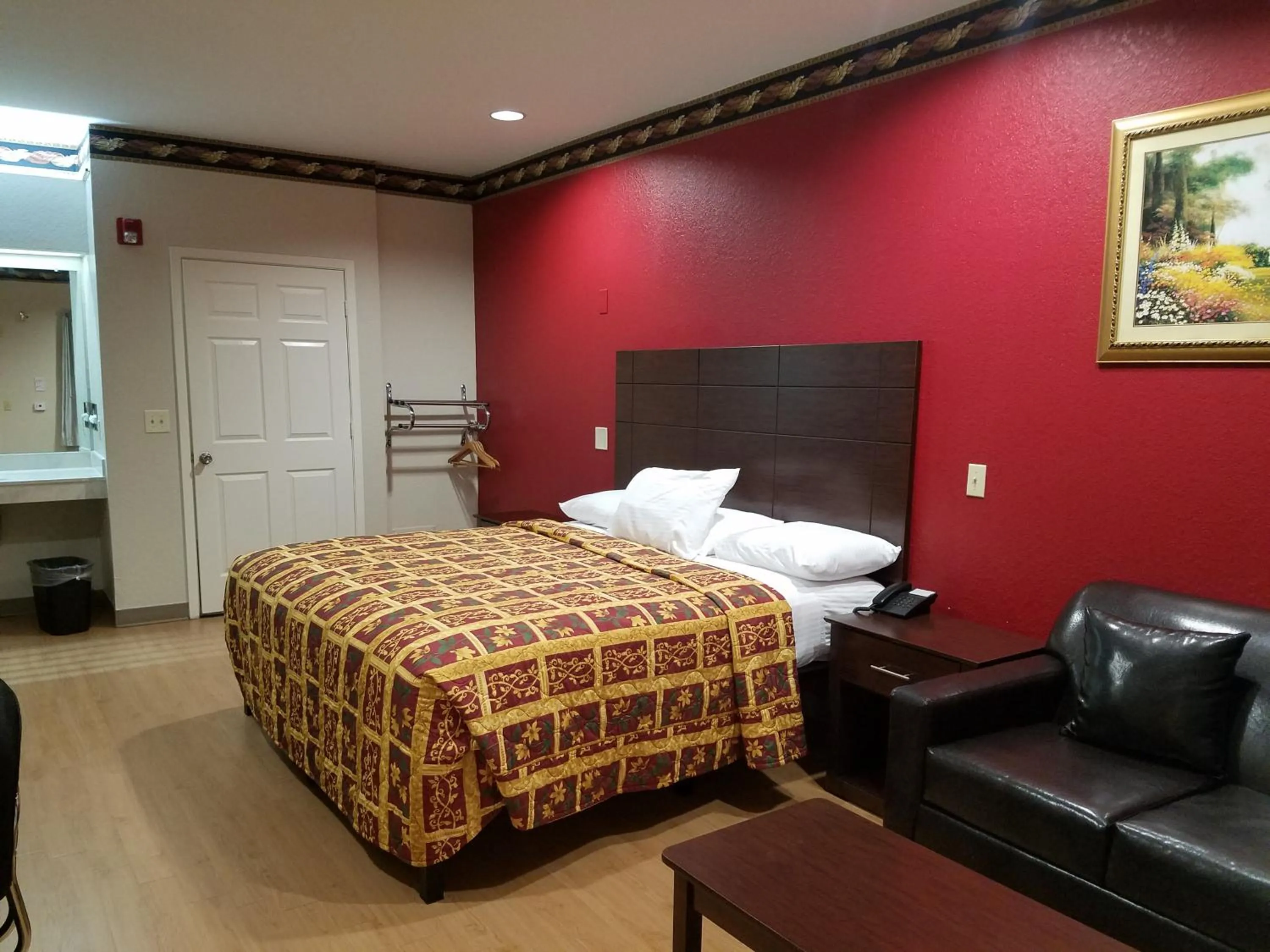 Bed in Scott Inn & Suites - Downtown Houston
