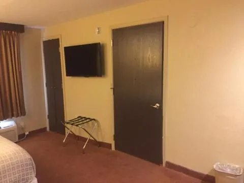 Photo of the whole room, Bed in Americas Best Value Inn Caldwell