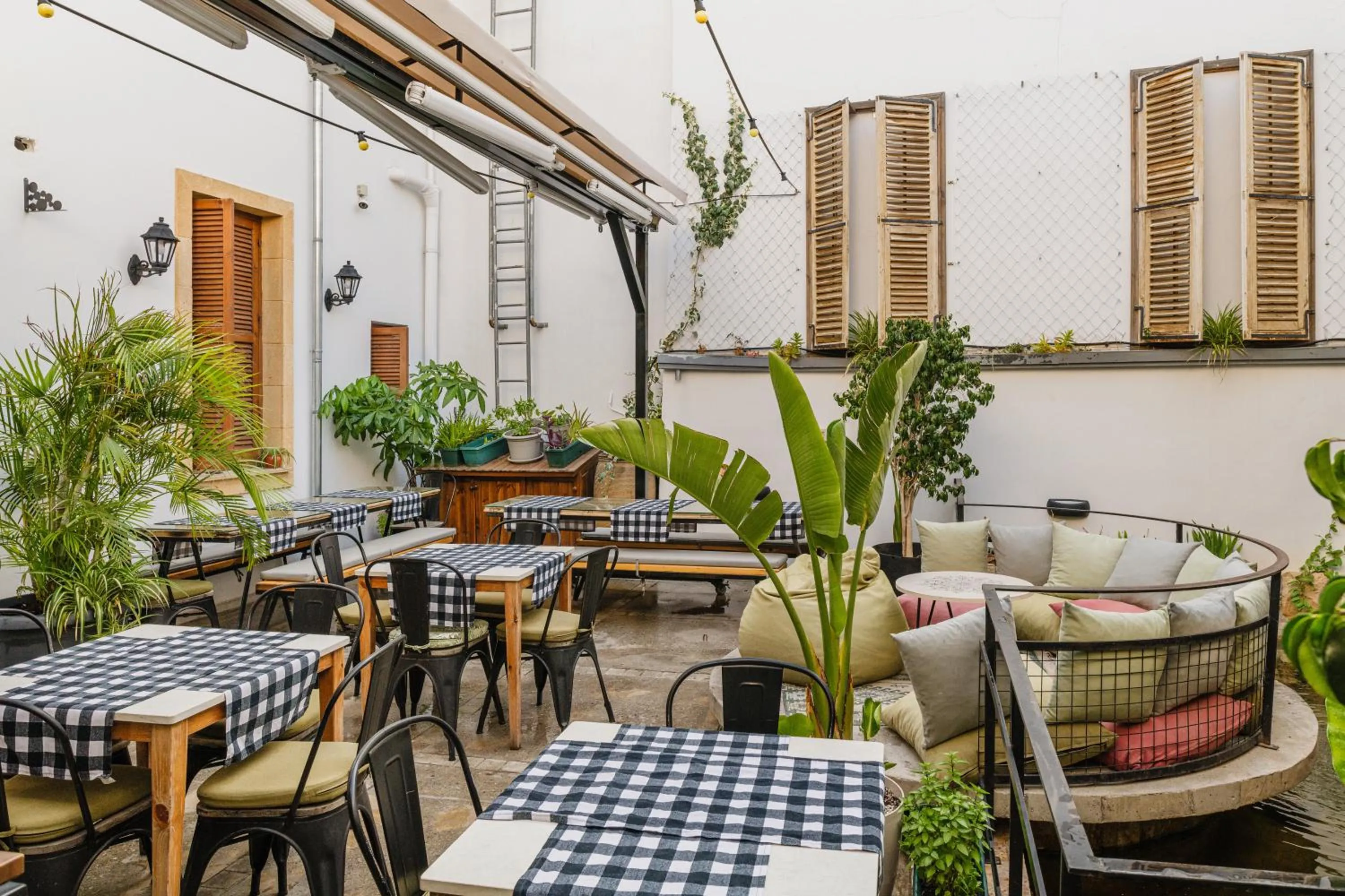 Restaurant/places to eat in Djumba Hotel & Cafe