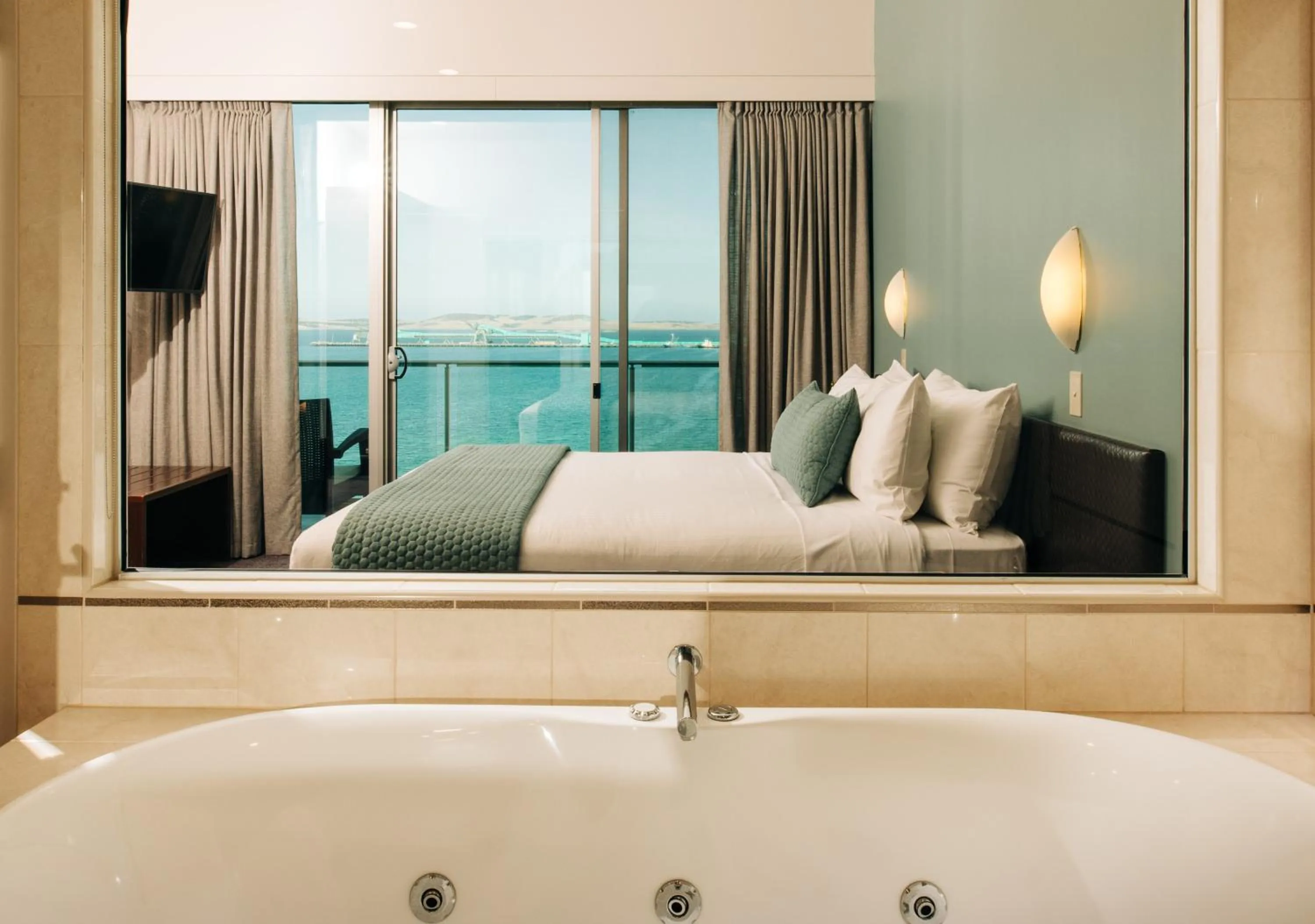 Bed in Port Lincoln Hotel