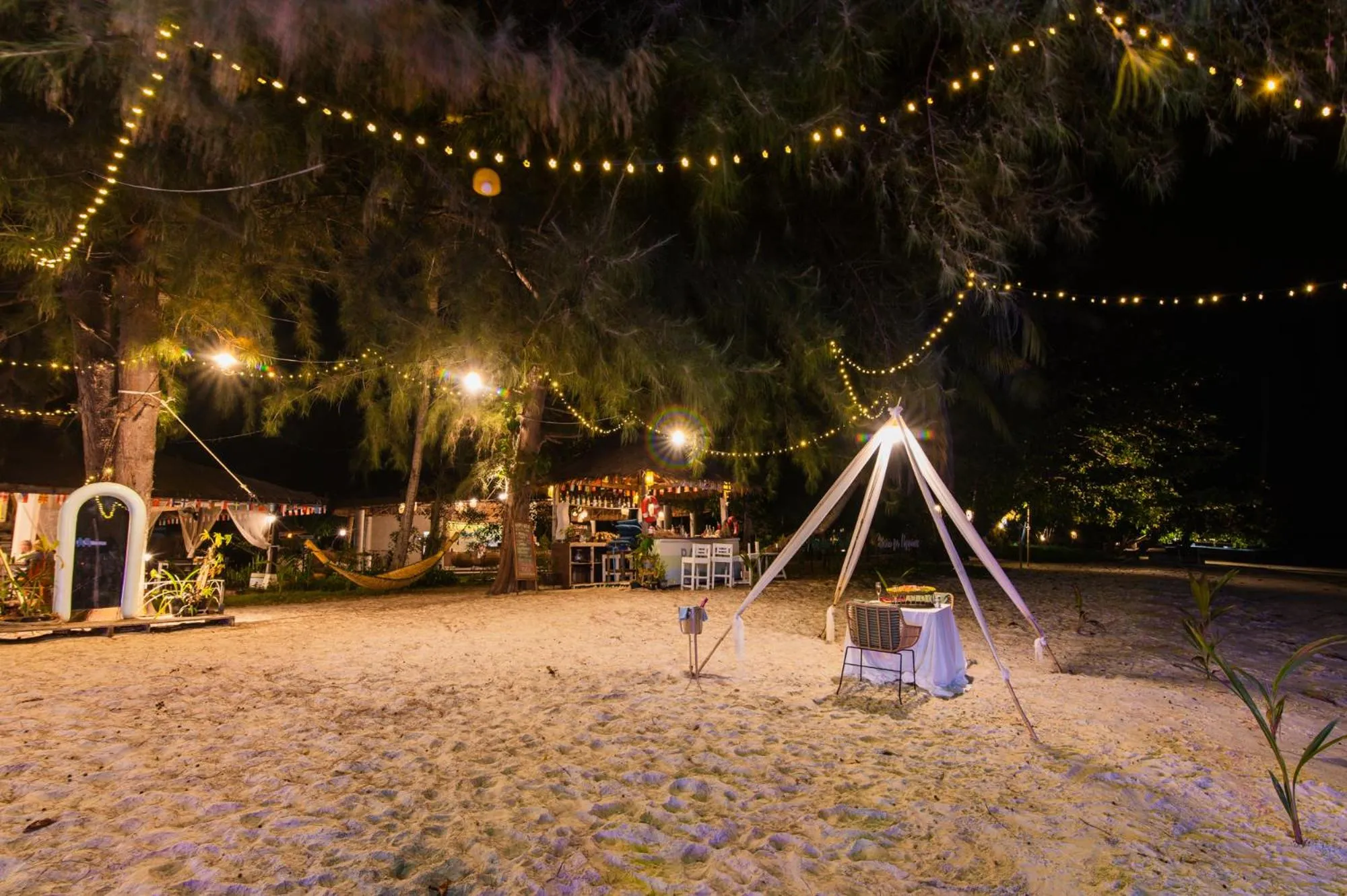 Dining area in Pawapi Beach Resort Koh Mook