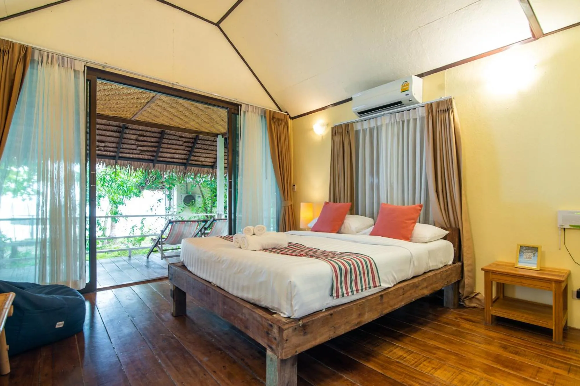 Photo of the whole room, Bed in Pawapi Beach Resort Koh Mook