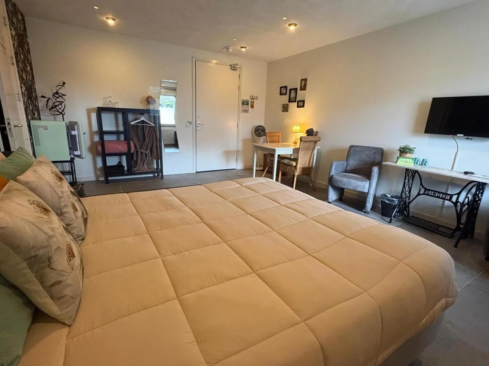 Photo of the whole room, Bed in Gasterij Hotel Dennenoord