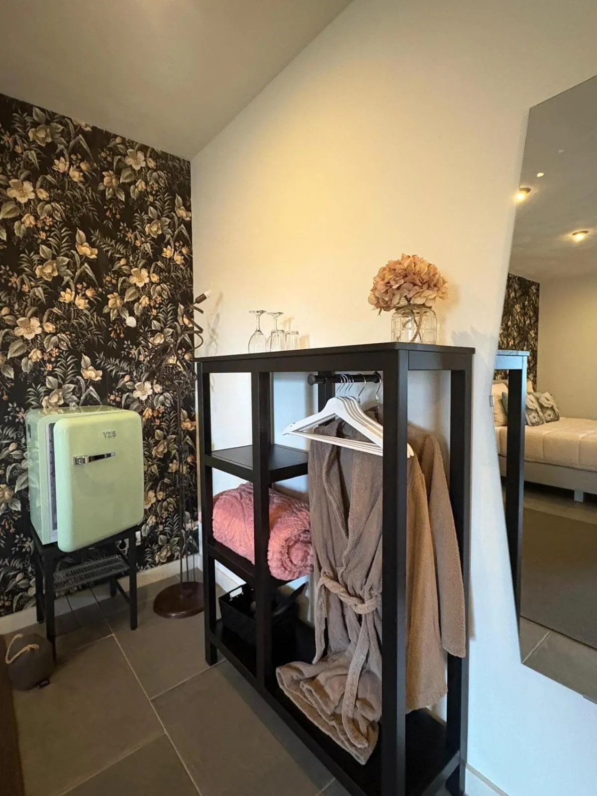 wardrobe, Bed in Gasterij Hotel Dennenoord