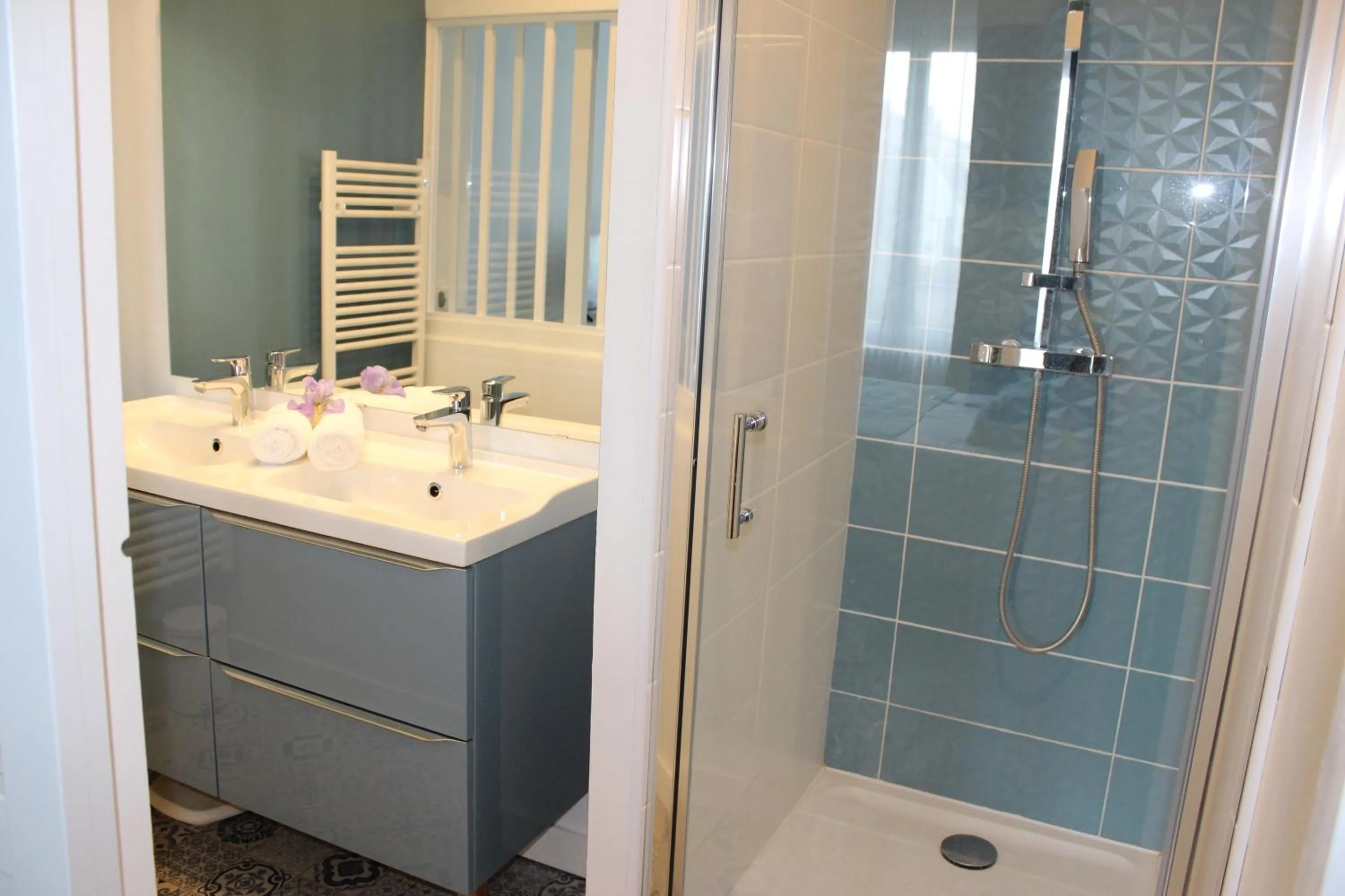 Shower in L'Angély - Chambres d'Hôtes