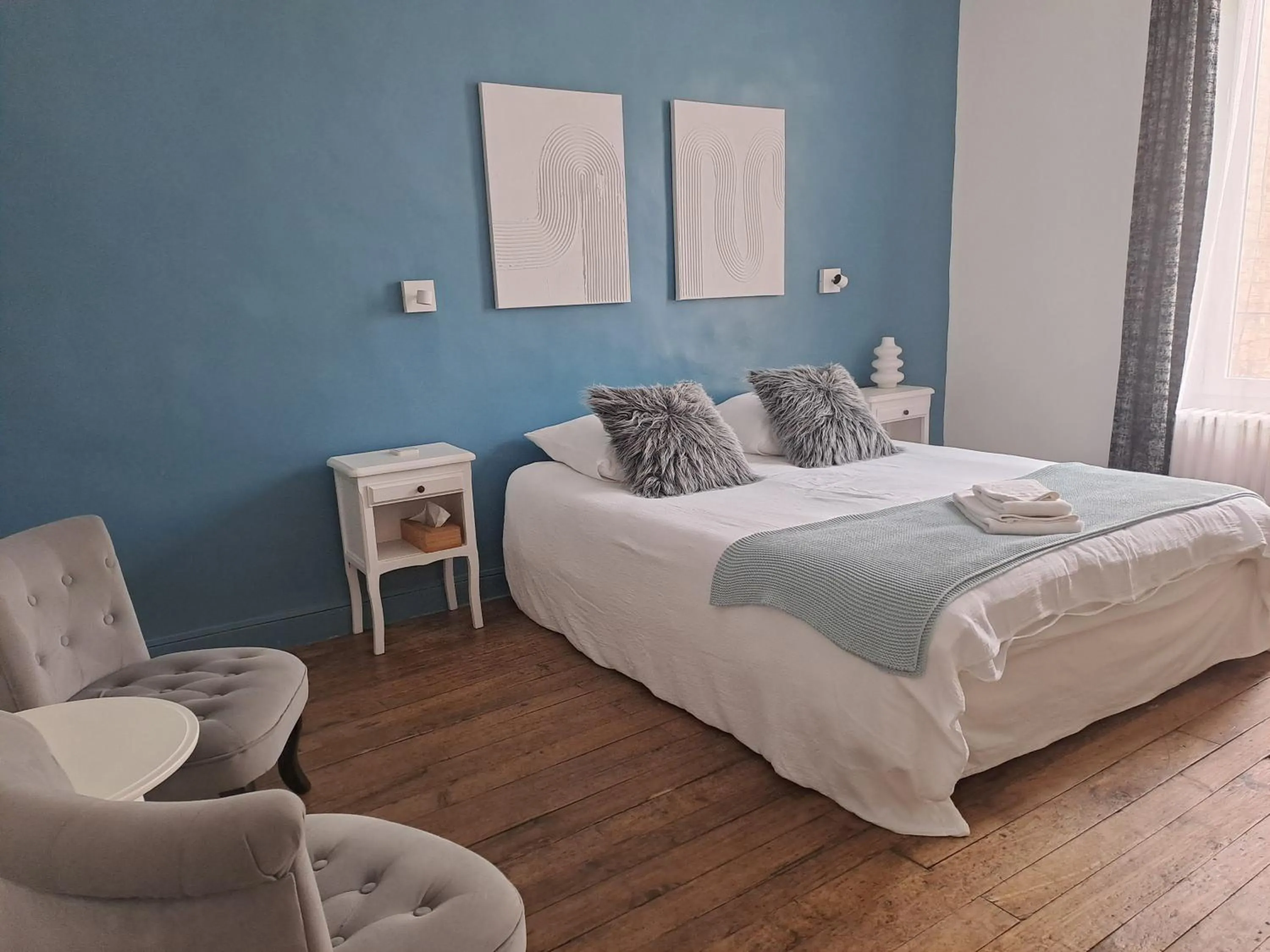 Garden view, Bed in L'Angély - Chambres d'Hôtes