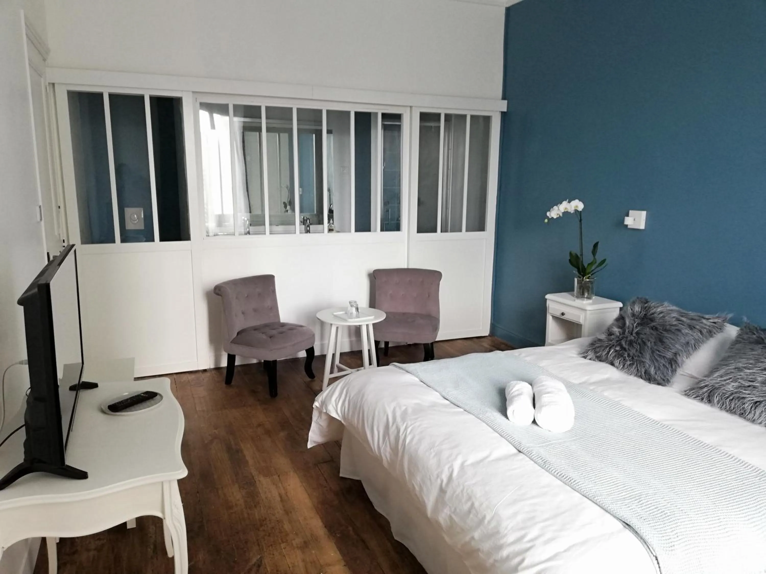 TV and multimedia, Bed in L'Angély - Chambres d'Hôtes