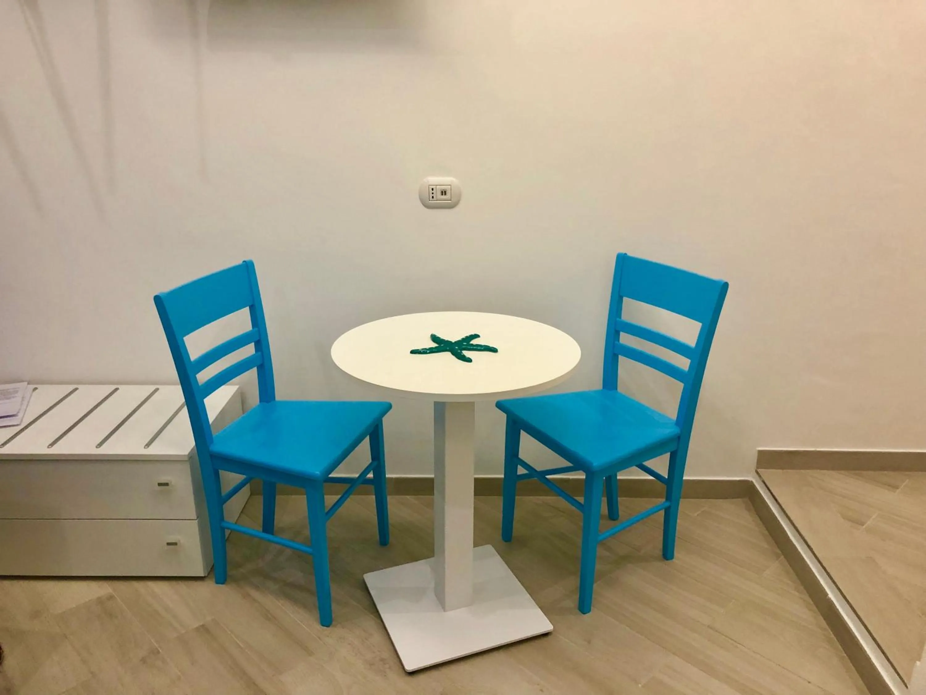 Seating area in Chiaro di Luna