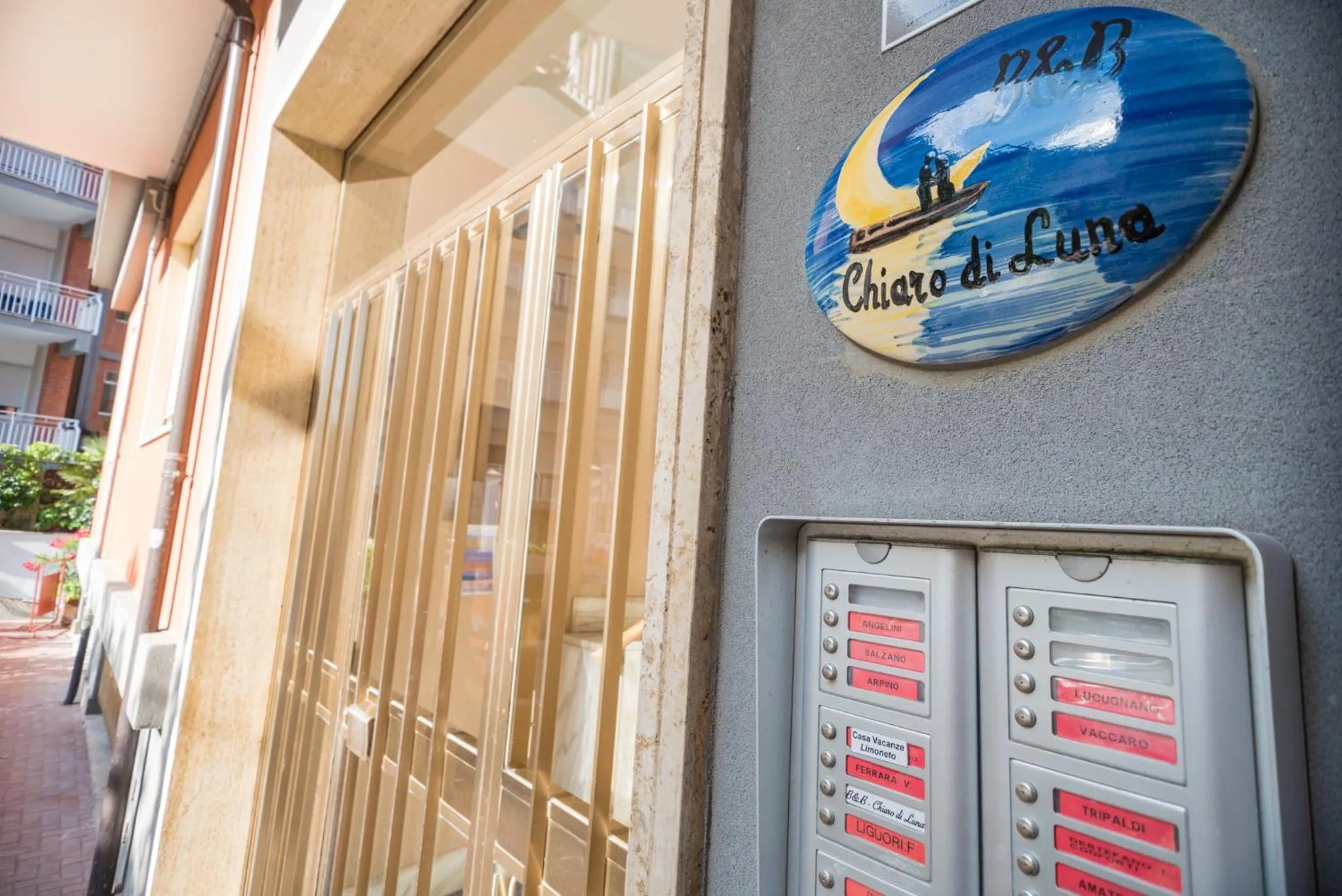 Facade/entrance in Chiaro di Luna