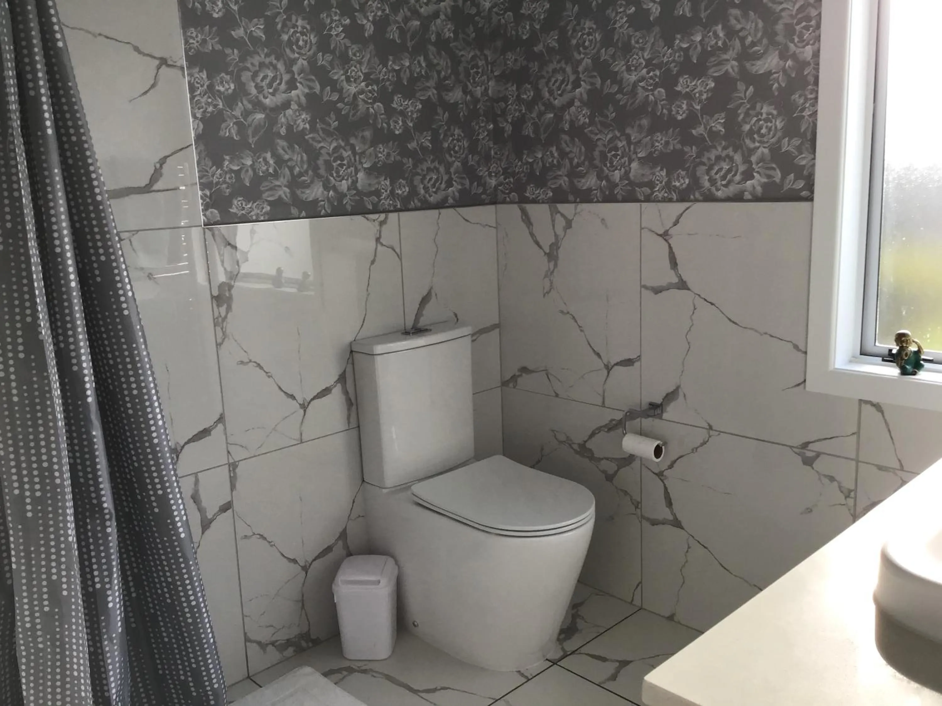 Toilet in Fossil Coast B&B