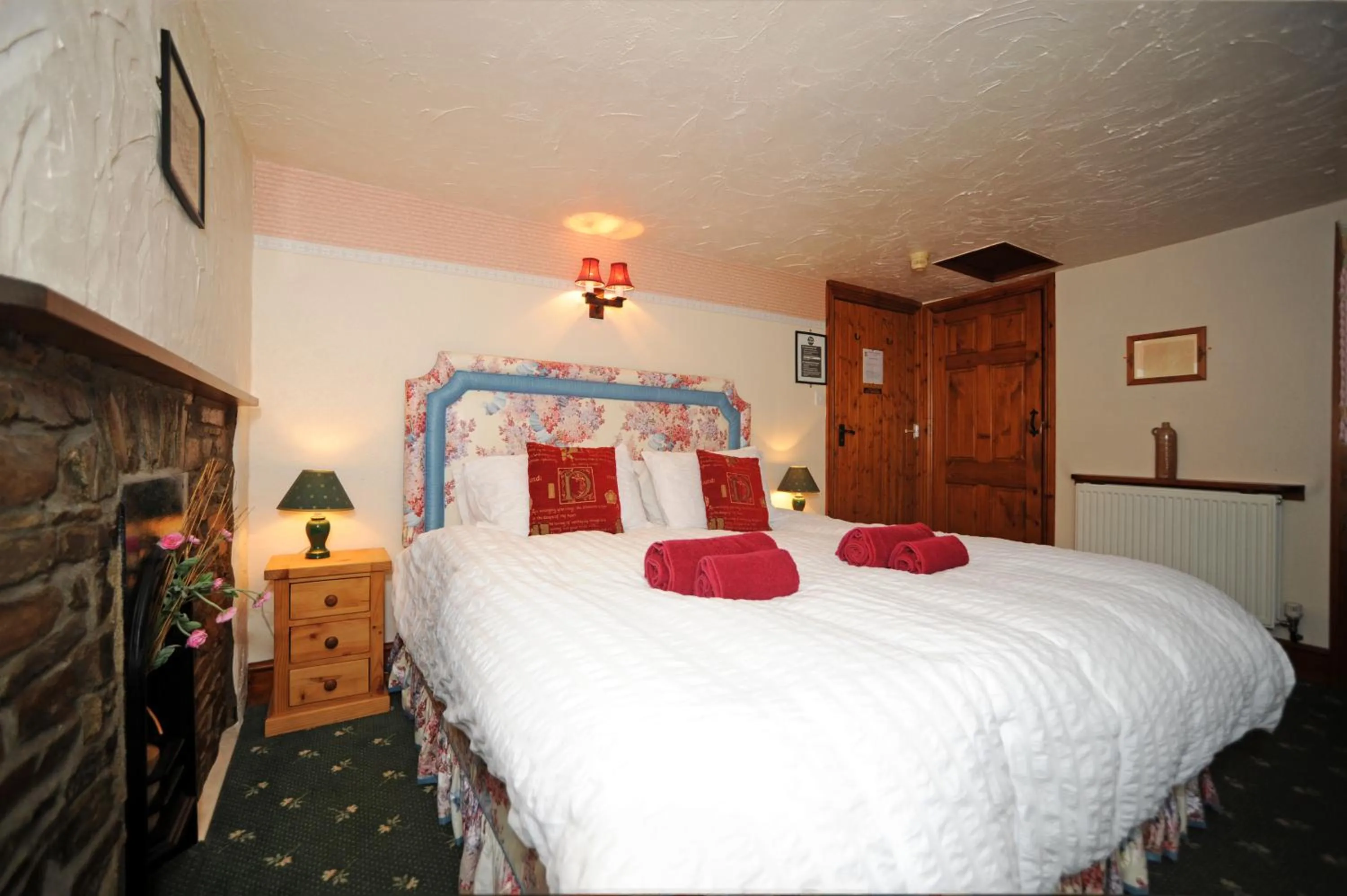 Bedroom, Bed in The West Country Inn