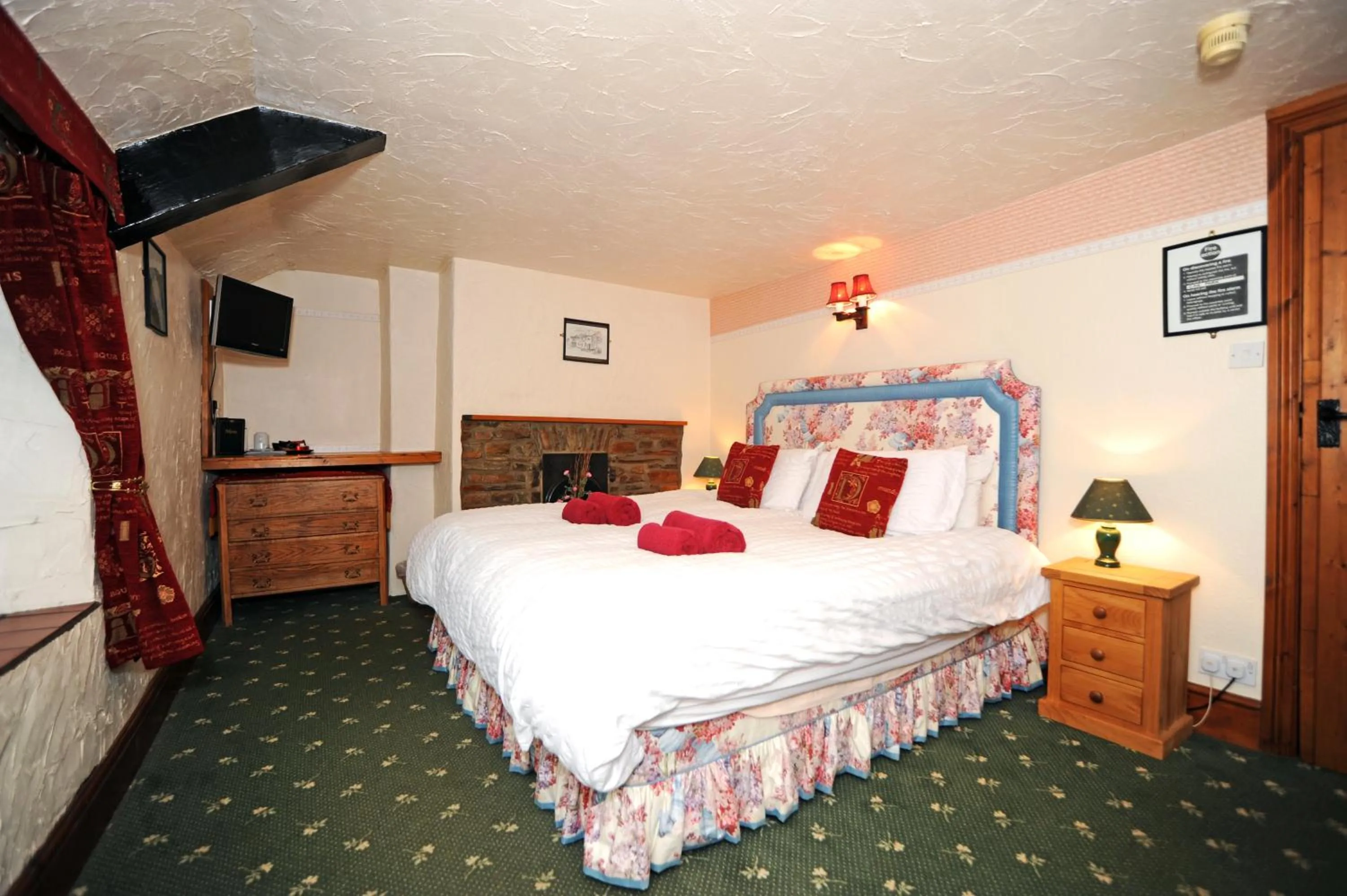 Bedroom, Bed in The West Country Inn
