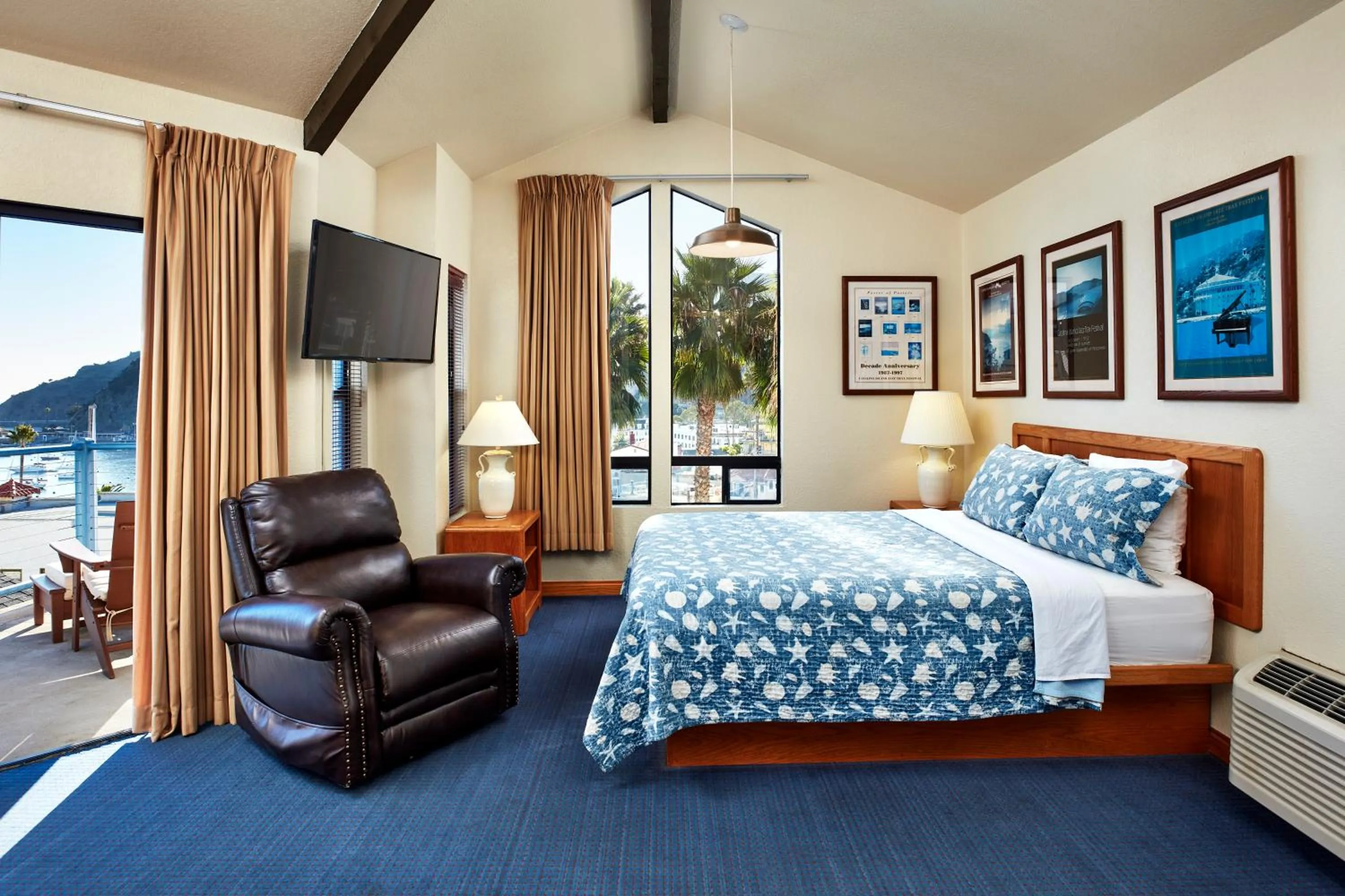 Photo of the whole room, Bed in Seaport Village Inn, Avalon