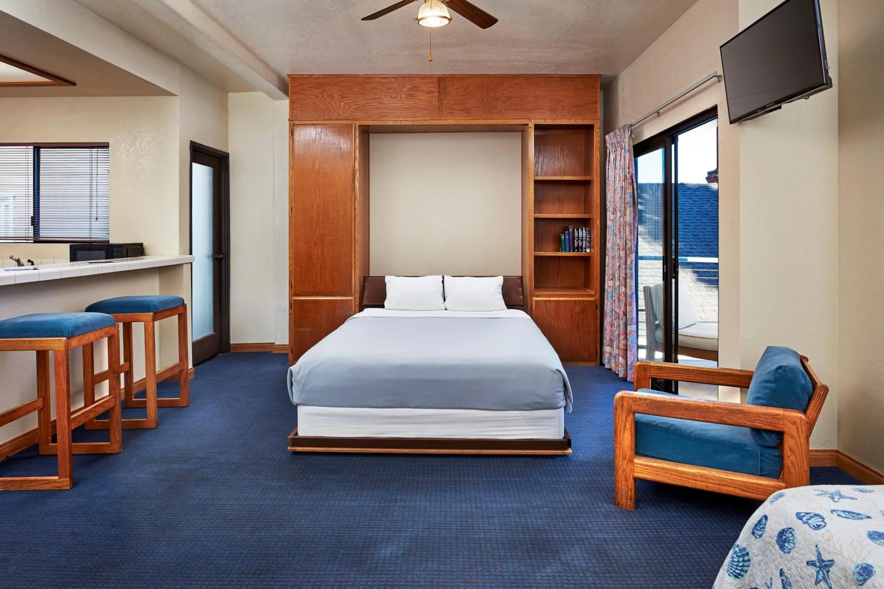 Photo of the whole room, Bed in Seaport Village Inn, Avalon