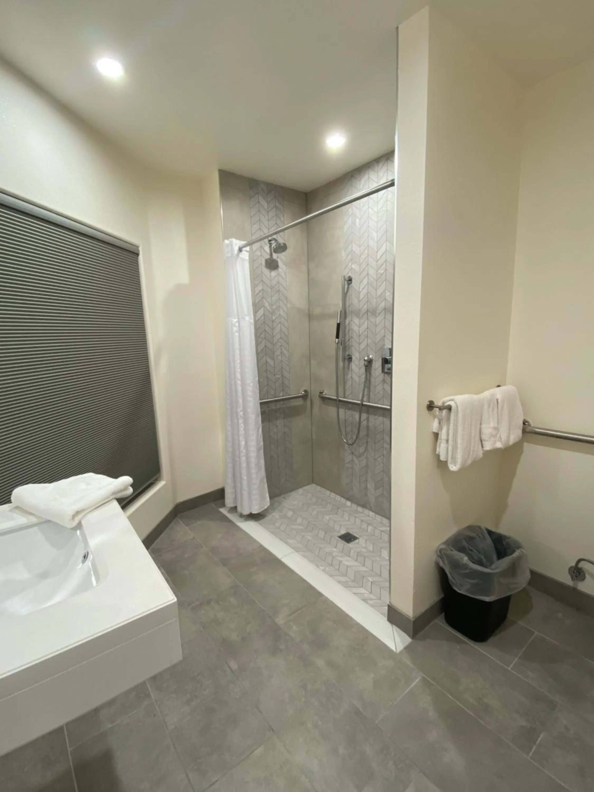 Bathroom in Seaport Village Inn, Avalon