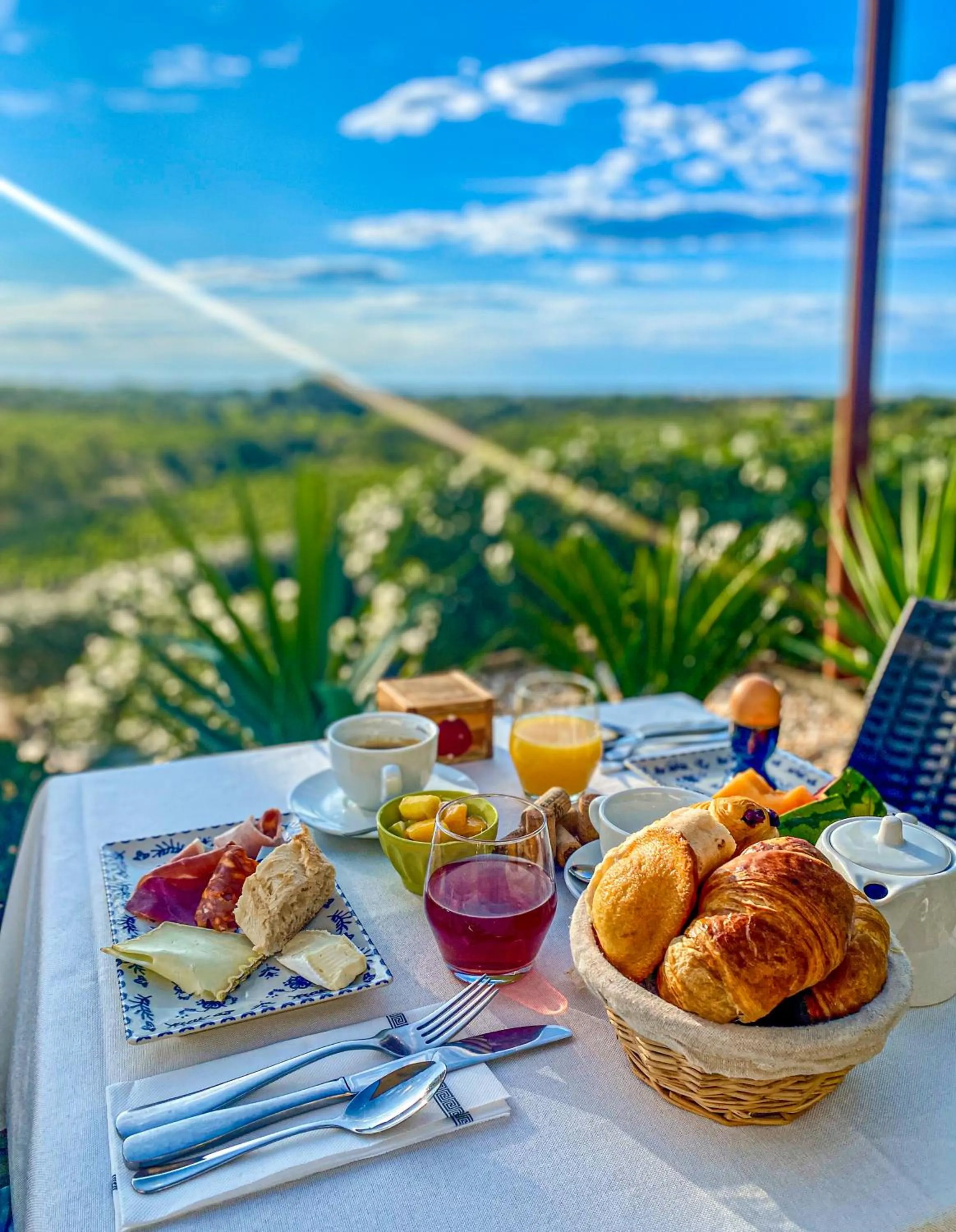 Breakfast in Château le Bouïs