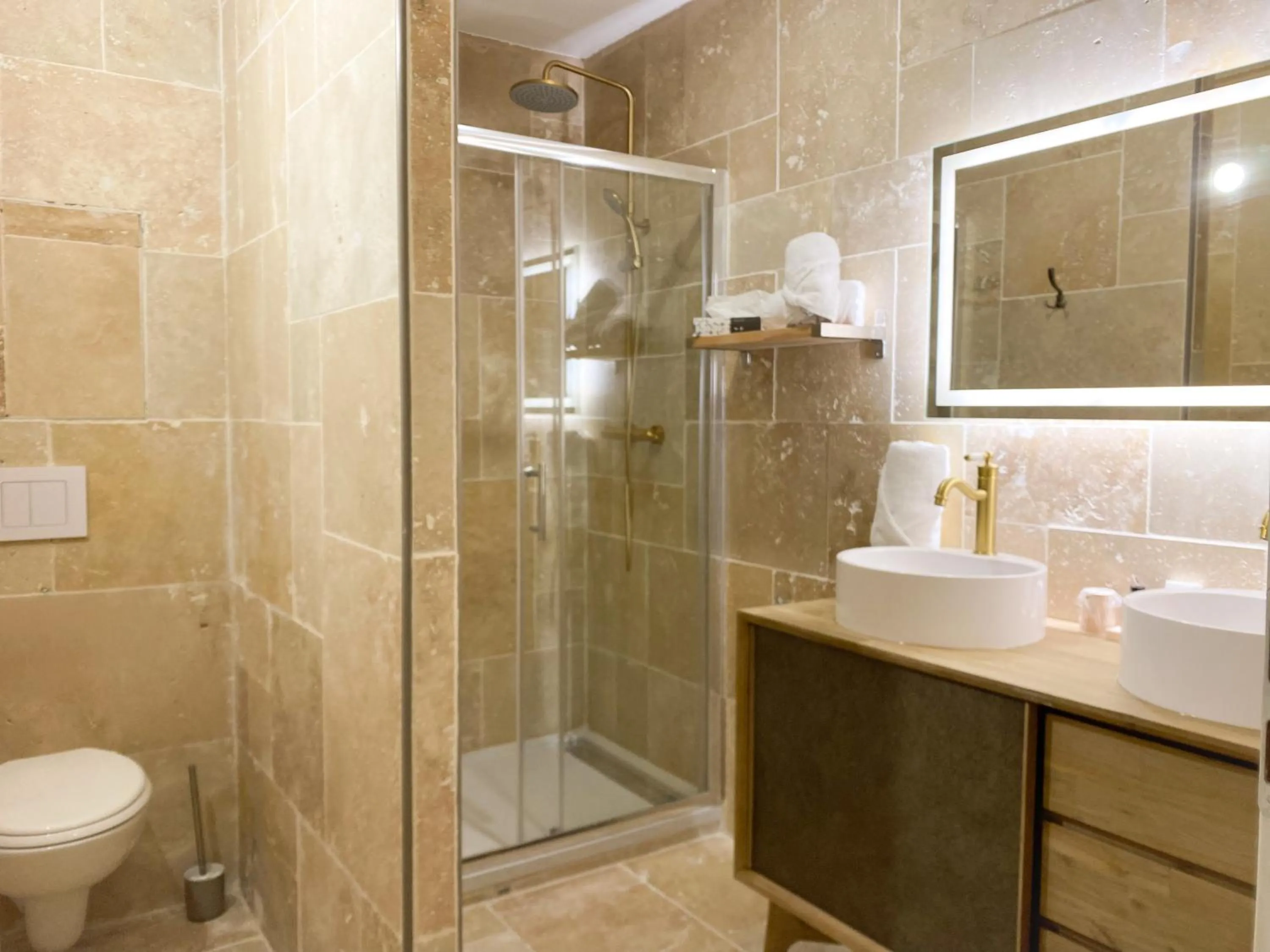 Bathroom in Château le Bouïs