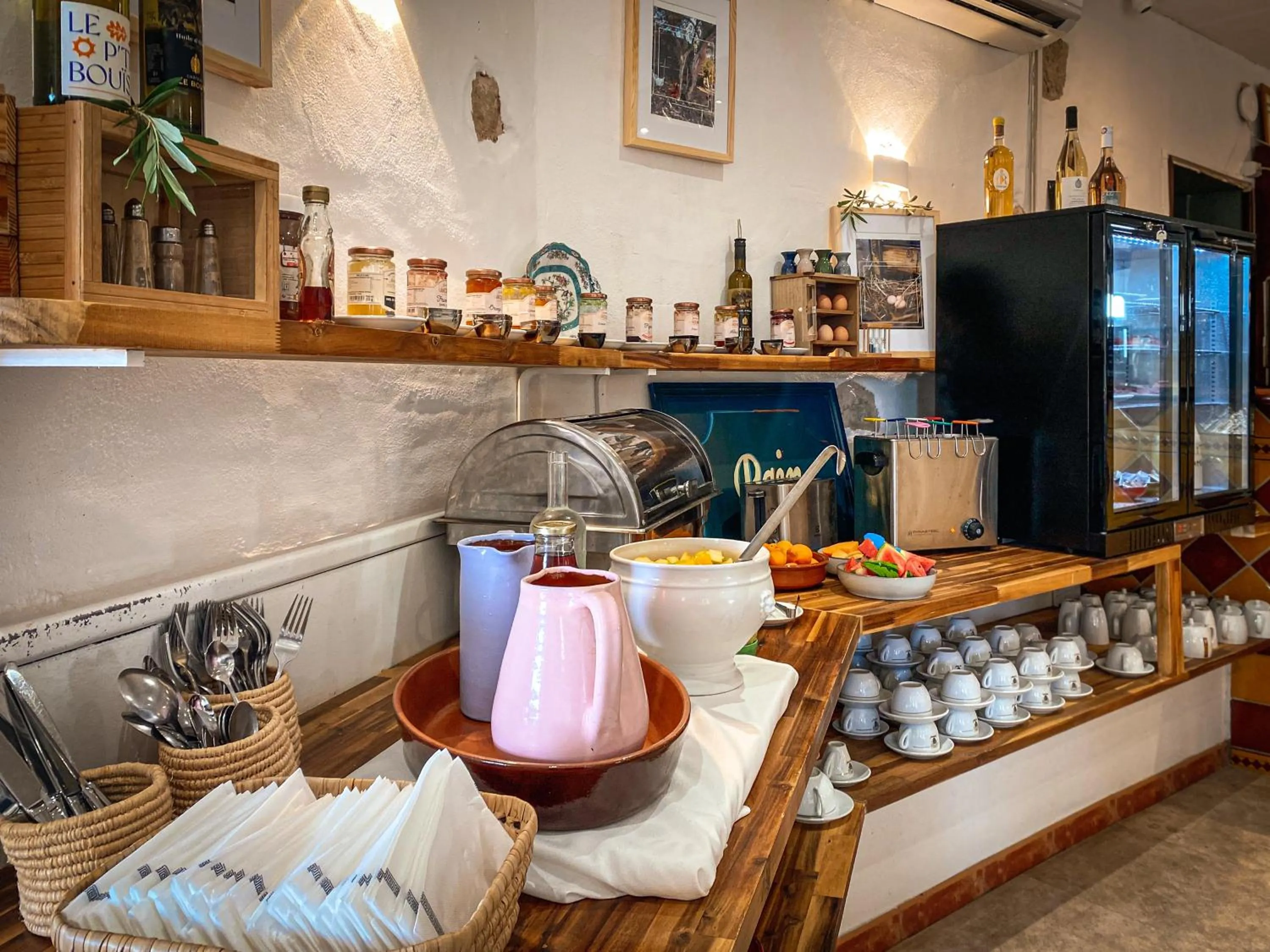 Buffet breakfast in Château le Bouïs