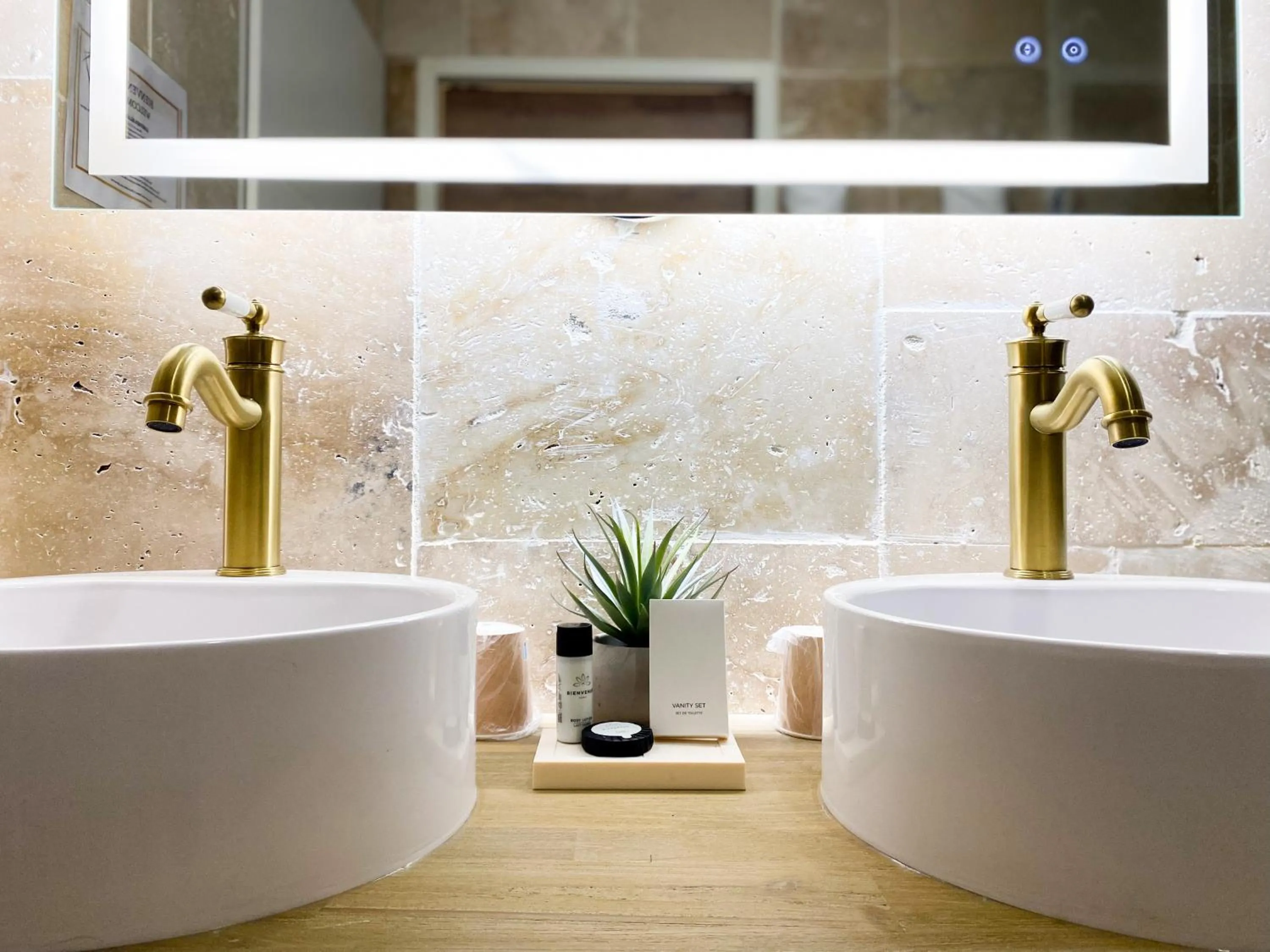 Bathroom in Château le Bouïs