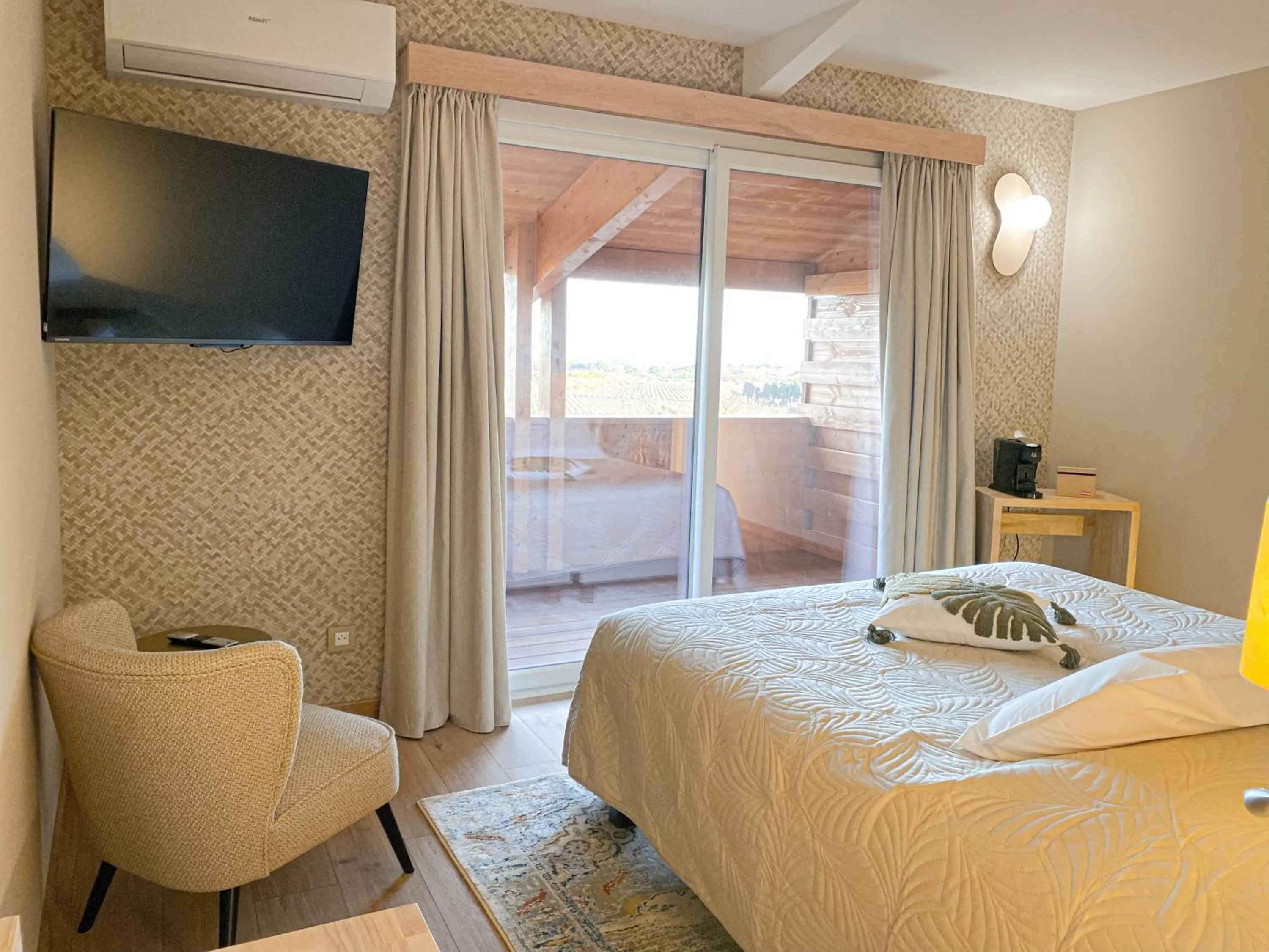 Photo of the whole room, Bed in Château le Bouïs