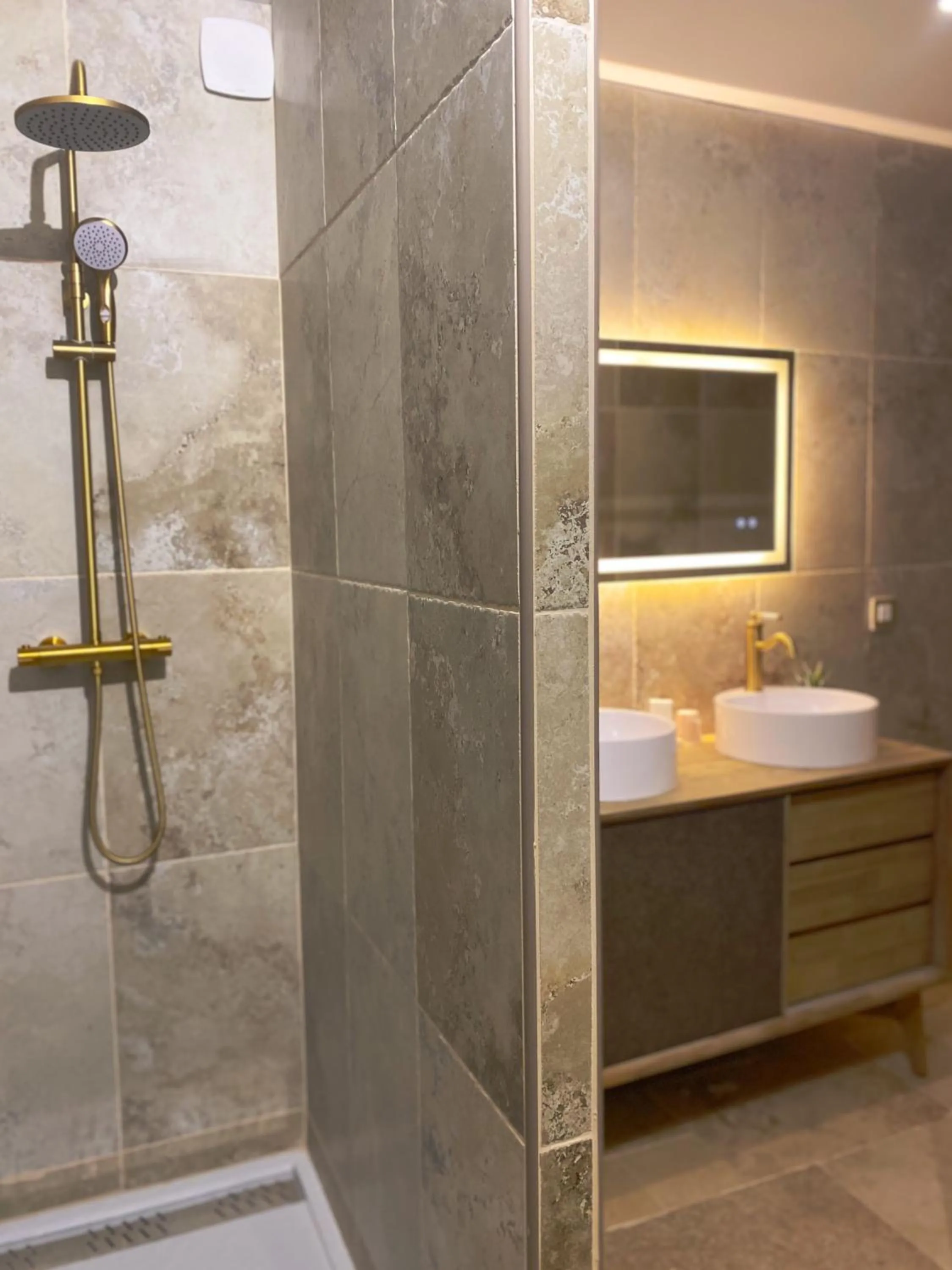 Bathroom in Château le Bouïs