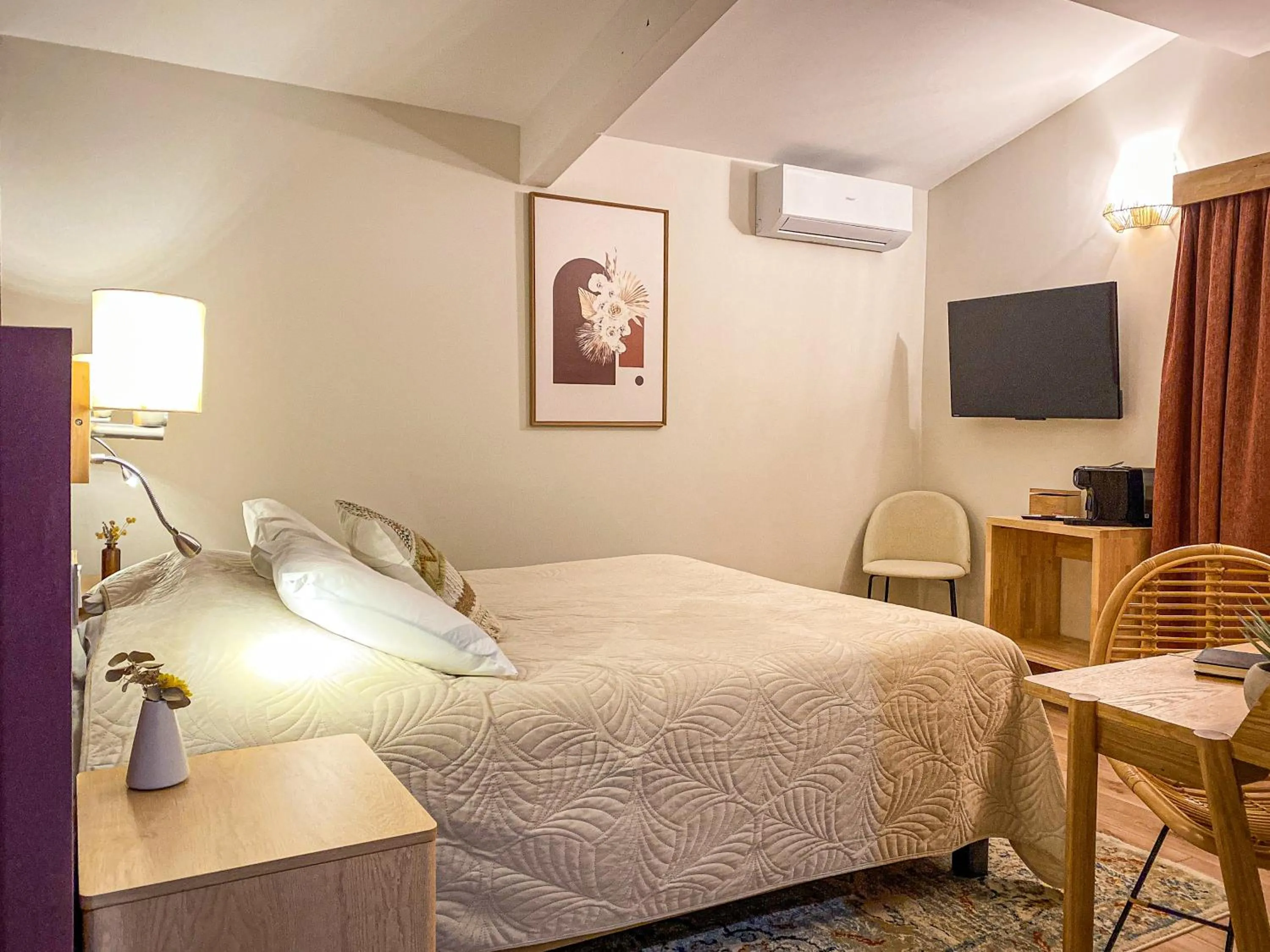 Photo of the whole room, Bed in Château le Bouïs