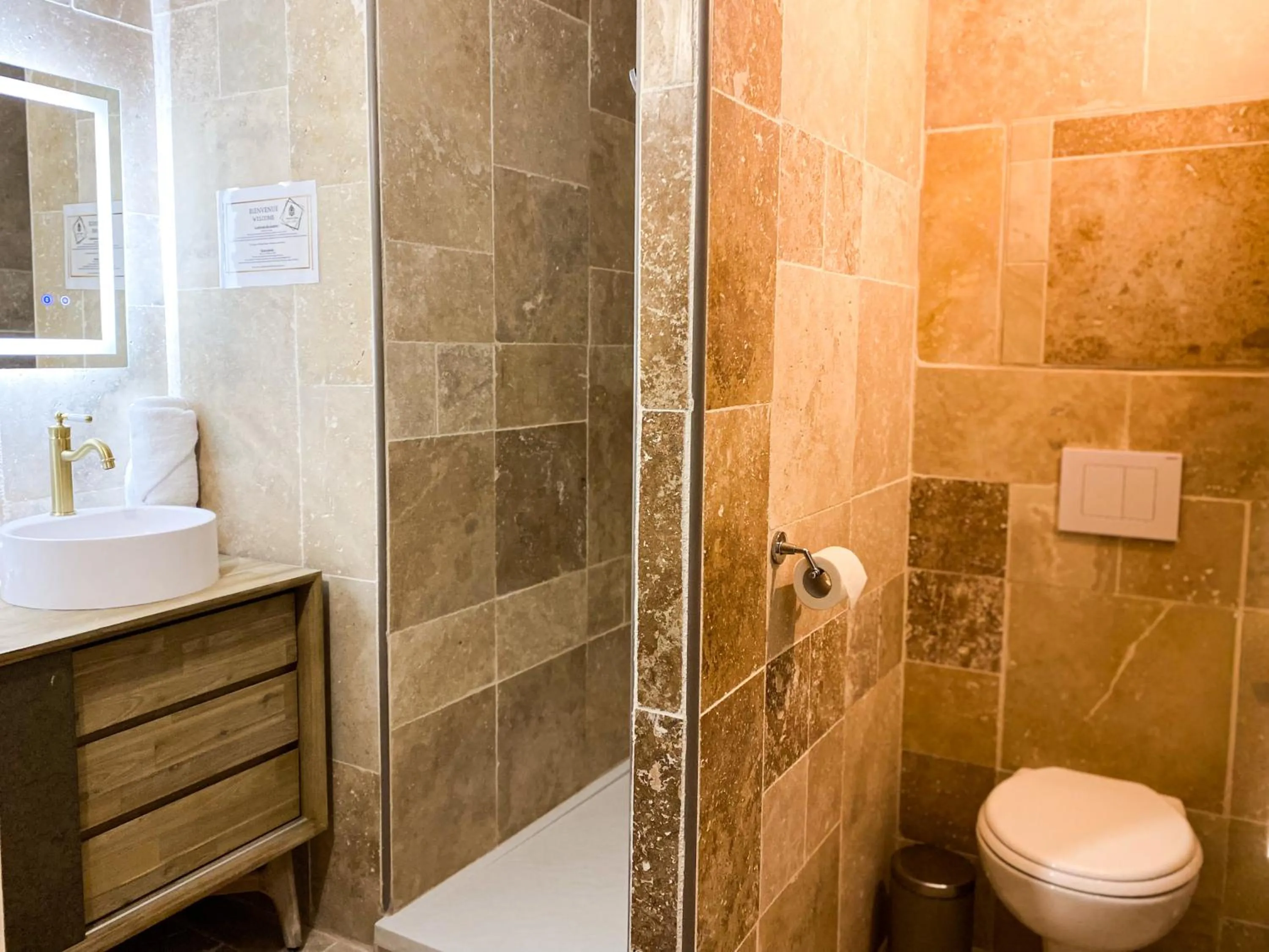 Bathroom in Château le Bouïs