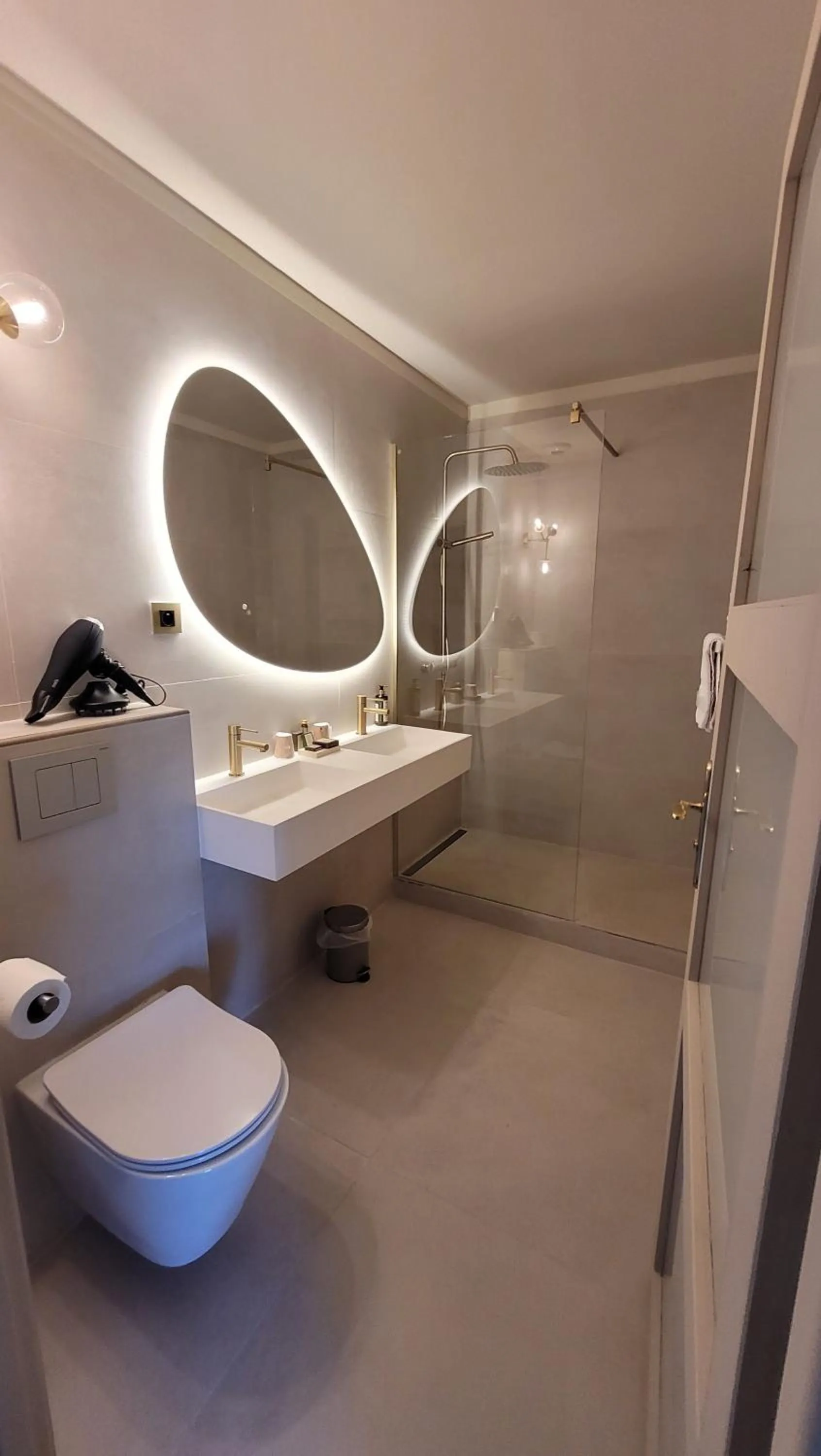 Toilet in Château le Bouïs