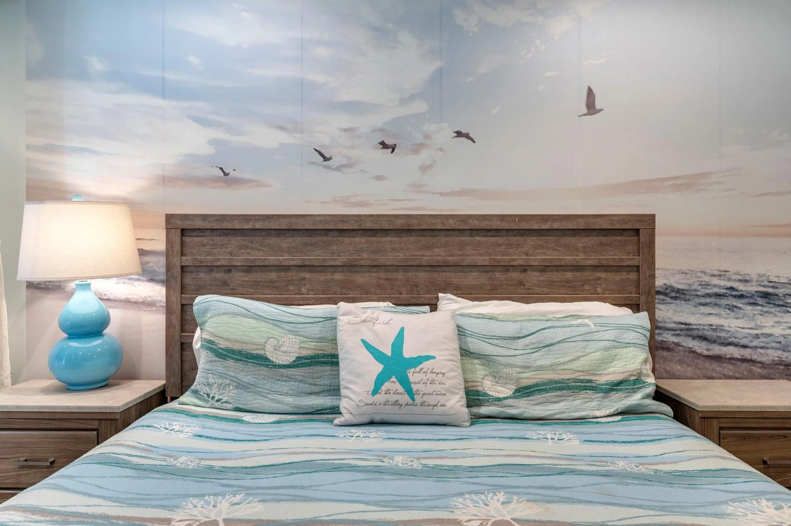 Bed in TRUE BLUE-Coastal cottage-3 min walk to beach! POOL!