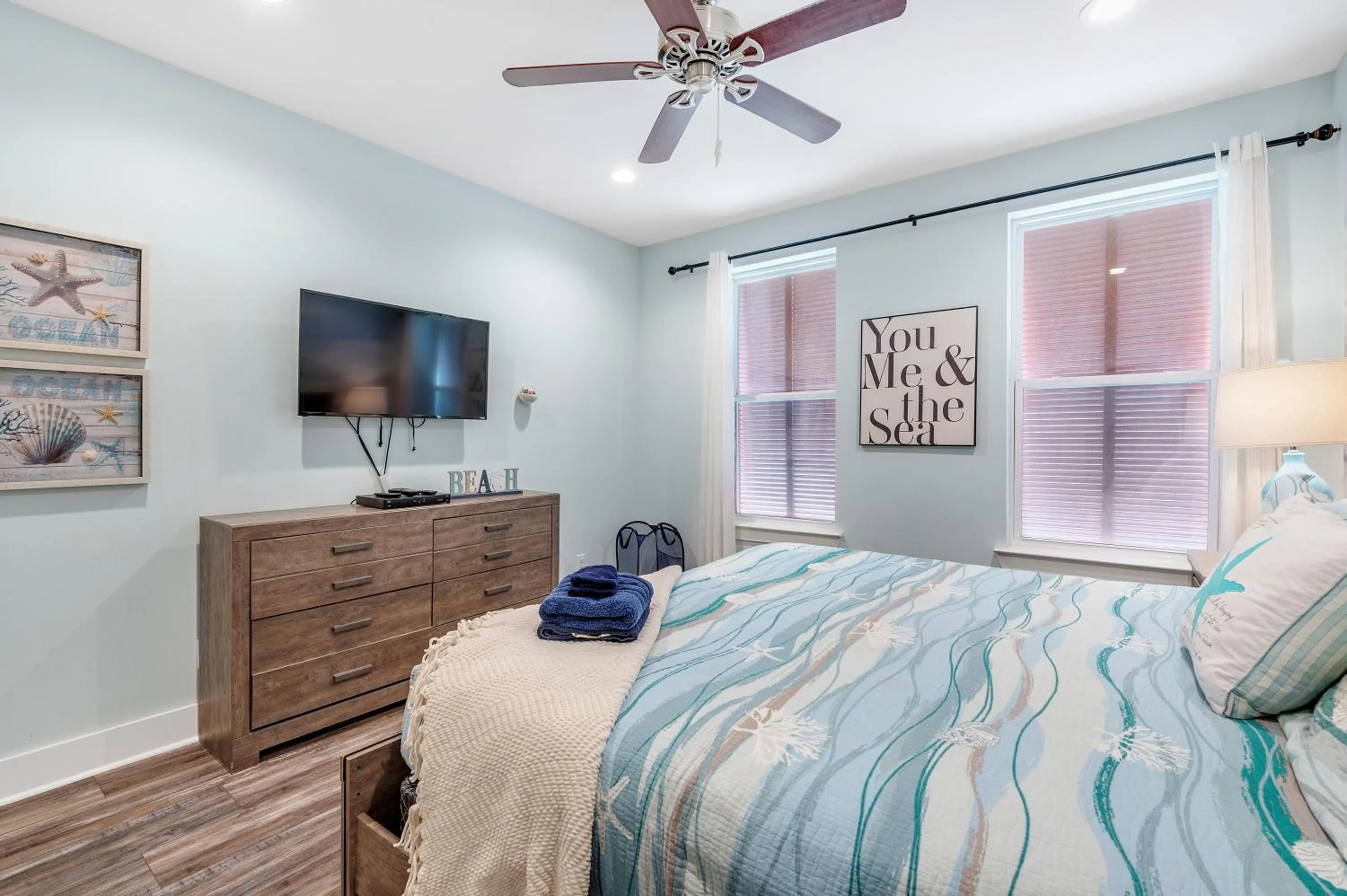 Bed in TRUE BLUE-Coastal cottage-3 min walk to beach! POOL!