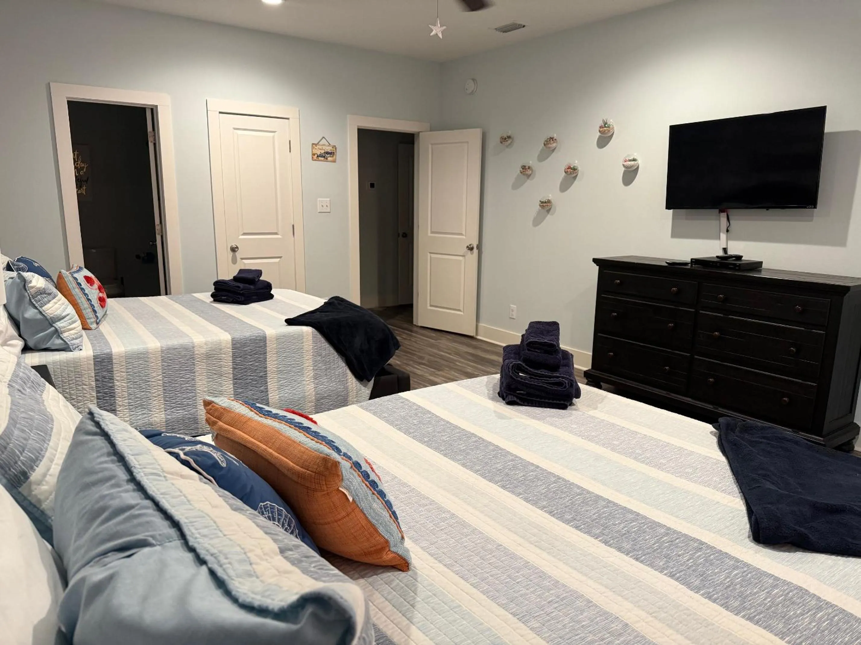 TV and multimedia, Bed in TRUE BLUE-Coastal cottage-3 min walk to beach! POOL!