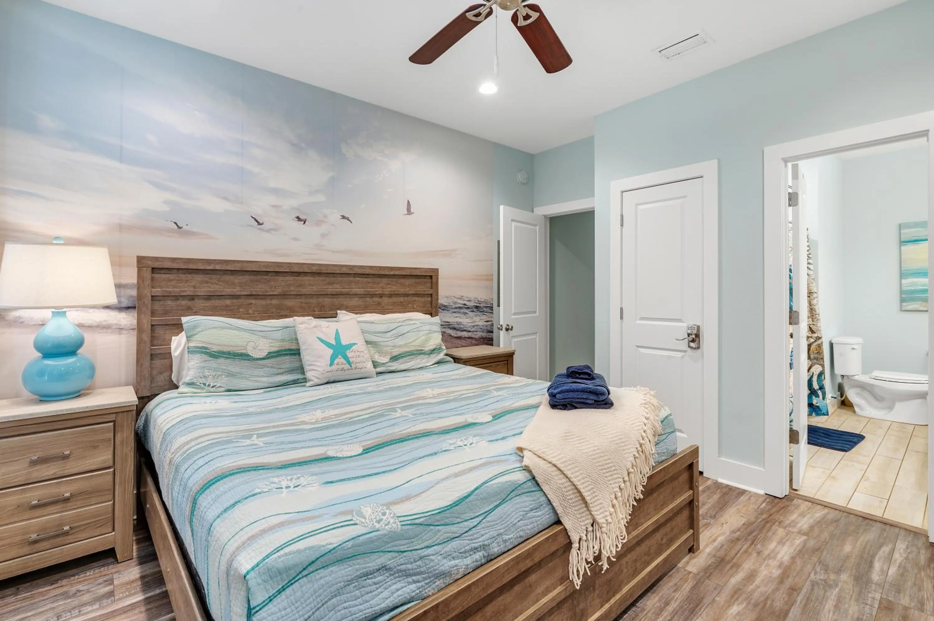 Bedroom, Bed in TRUE BLUE-Coastal cottage-3 min walk to beach! POOL!