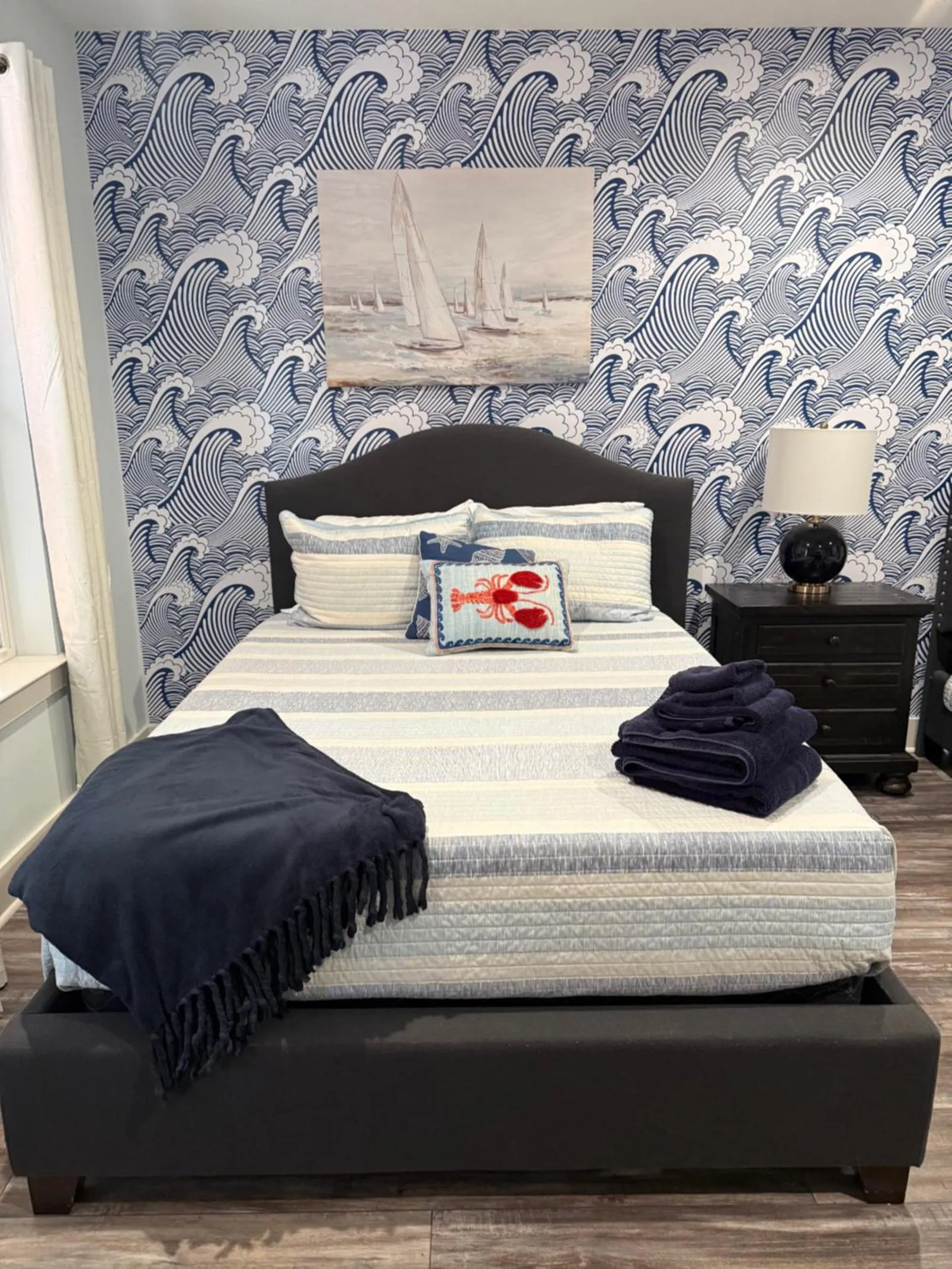 Bedroom, Bed in TRUE BLUE-Coastal cottage-3 min walk to beach! POOL!