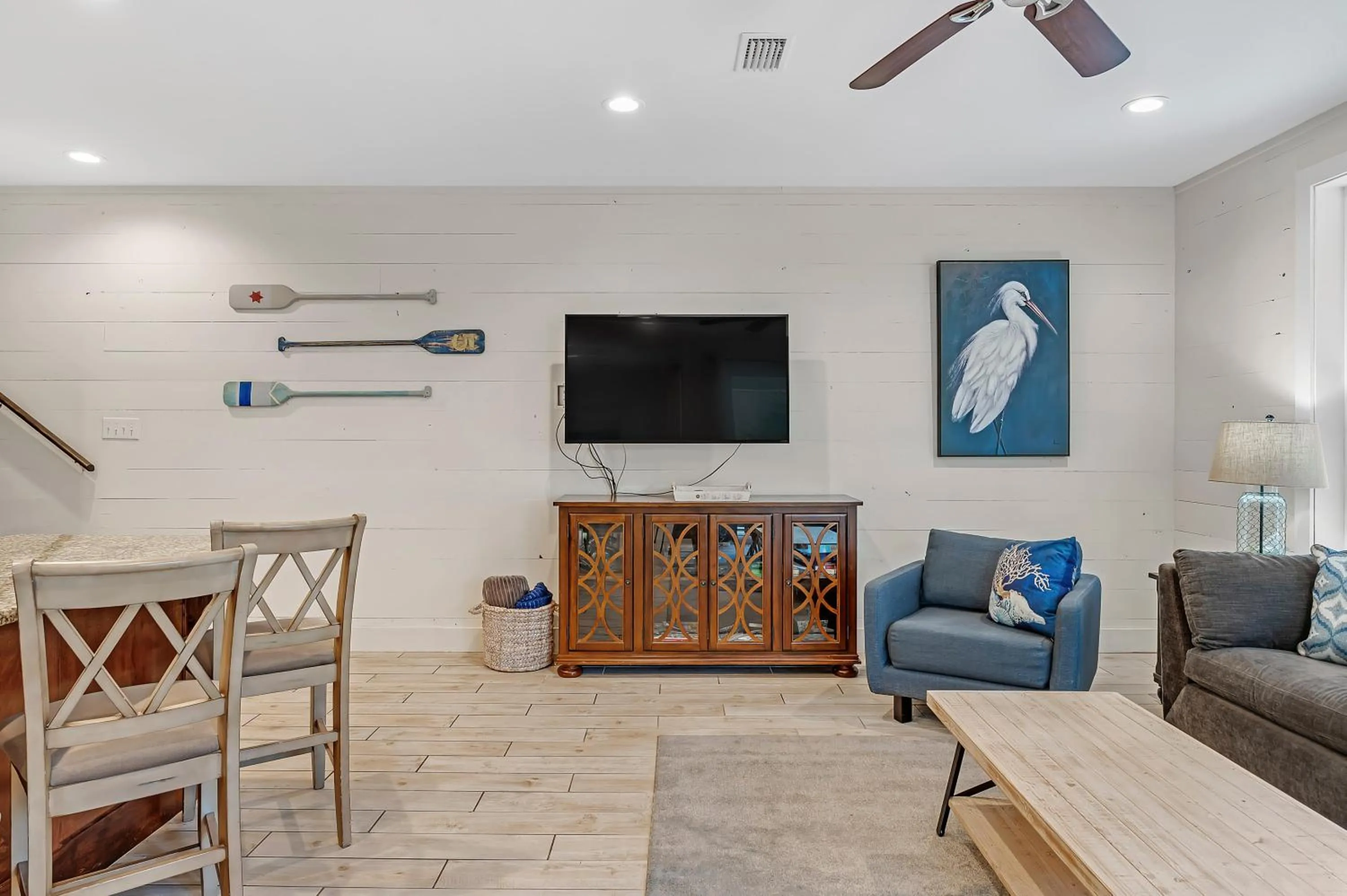 TV and multimedia in TRUE BLUE-Coastal cottage-3 min walk to beach! POOL!