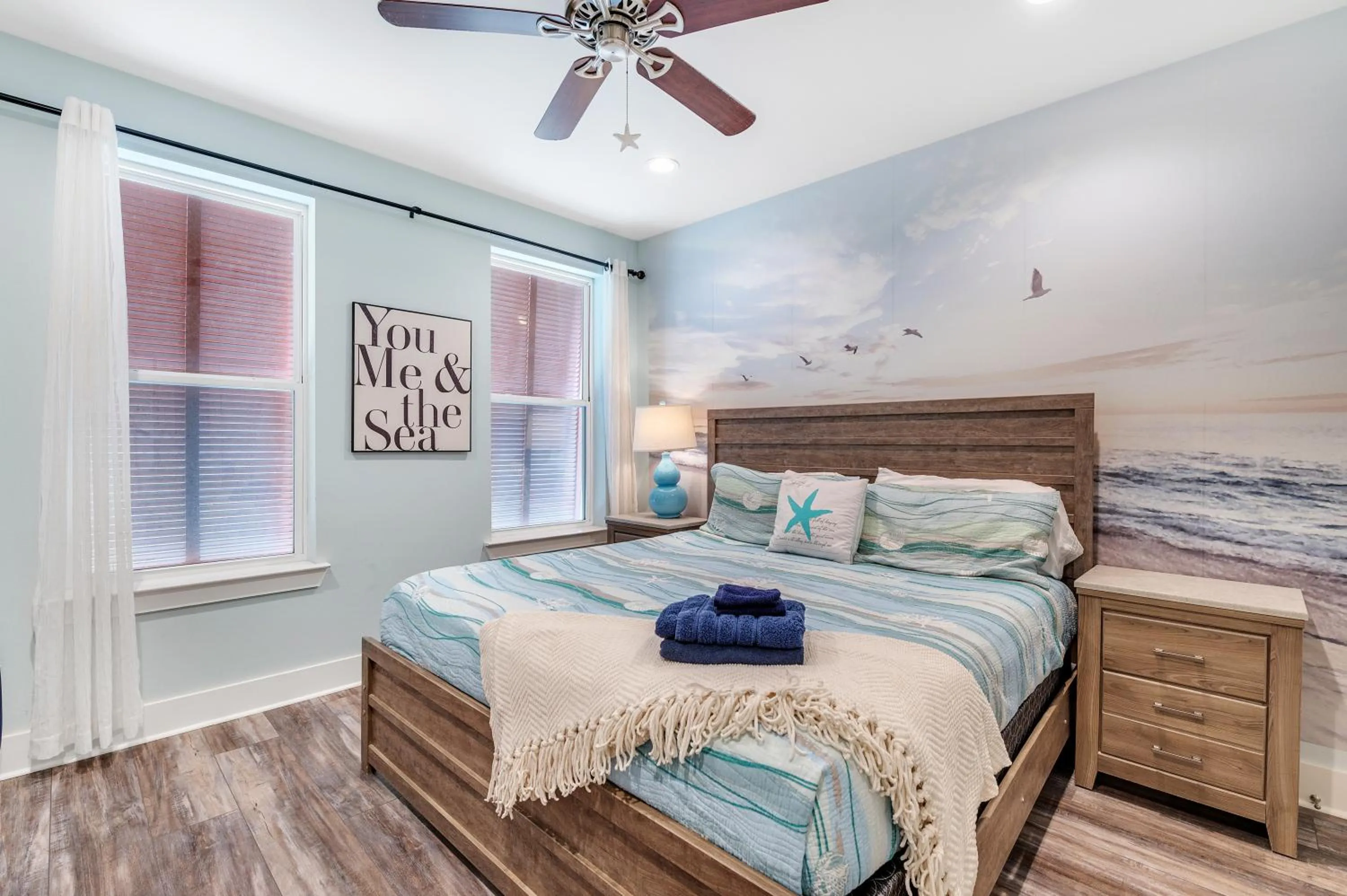 Bedroom, Bed in TRUE BLUE-Coastal cottage-3 min walk to beach! POOL!