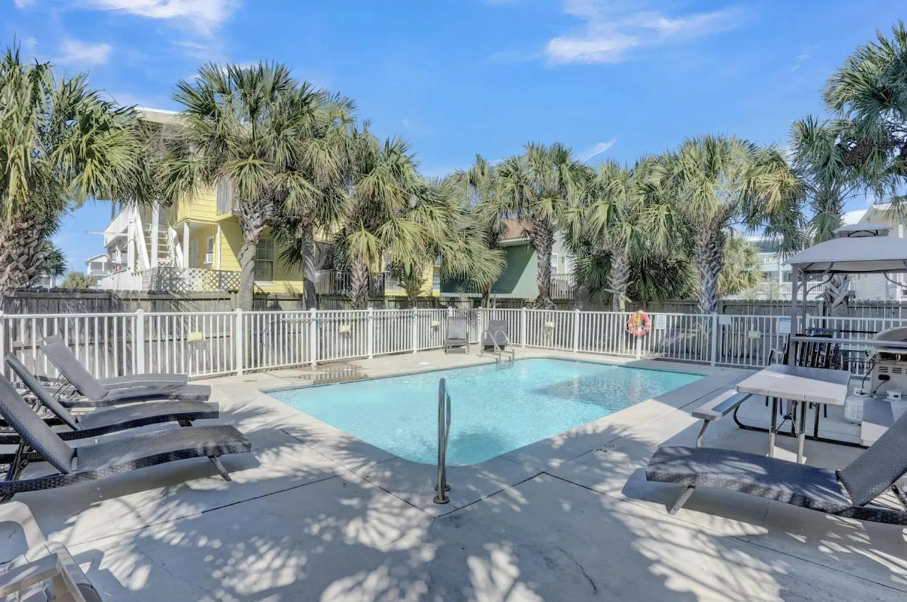 Swimming pool in TRUE BLUE-Coastal cottage-3 min walk to beach! POOL!