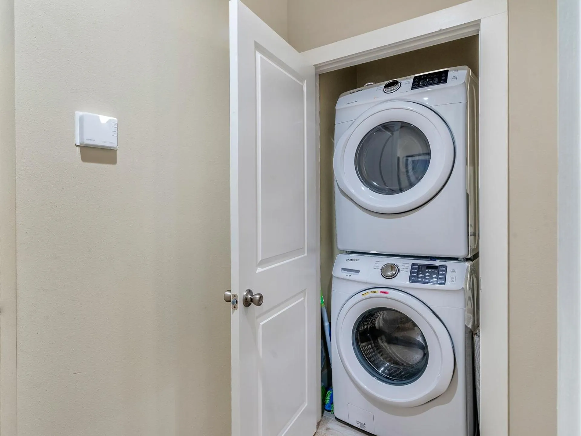 washing machine in TRUE BLUE-Coastal cottage-3 min walk to beach! POOL!