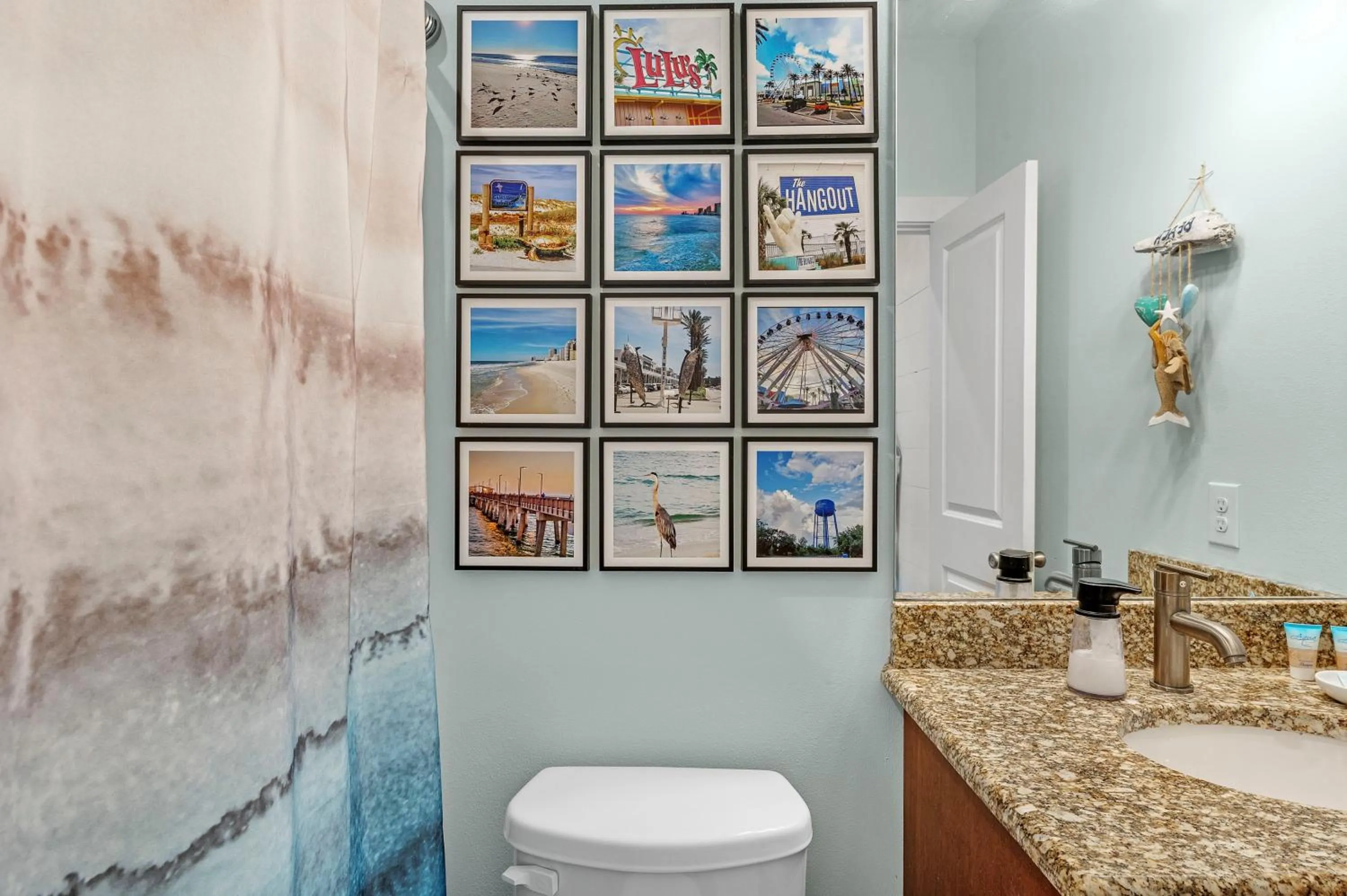 Bathroom in TRUE BLUE-Coastal cottage-3 min walk to beach! POOL!