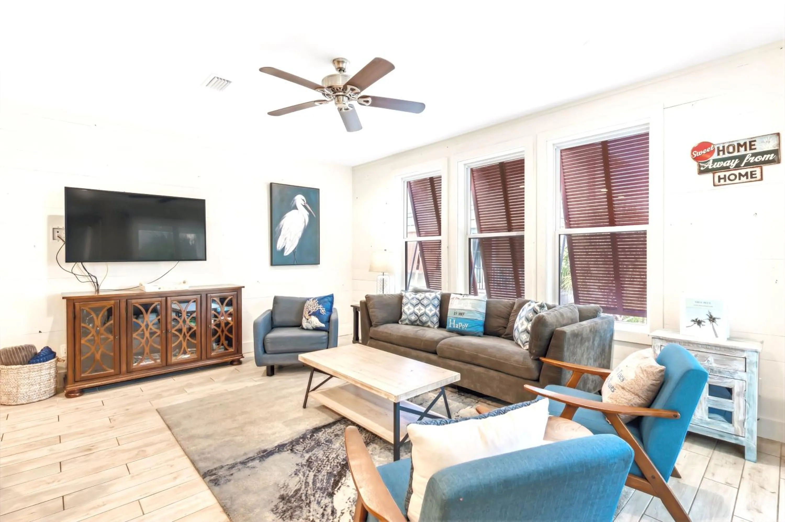 Living room in TRUE BLUE-Coastal cottage-3 min walk to beach! POOL!