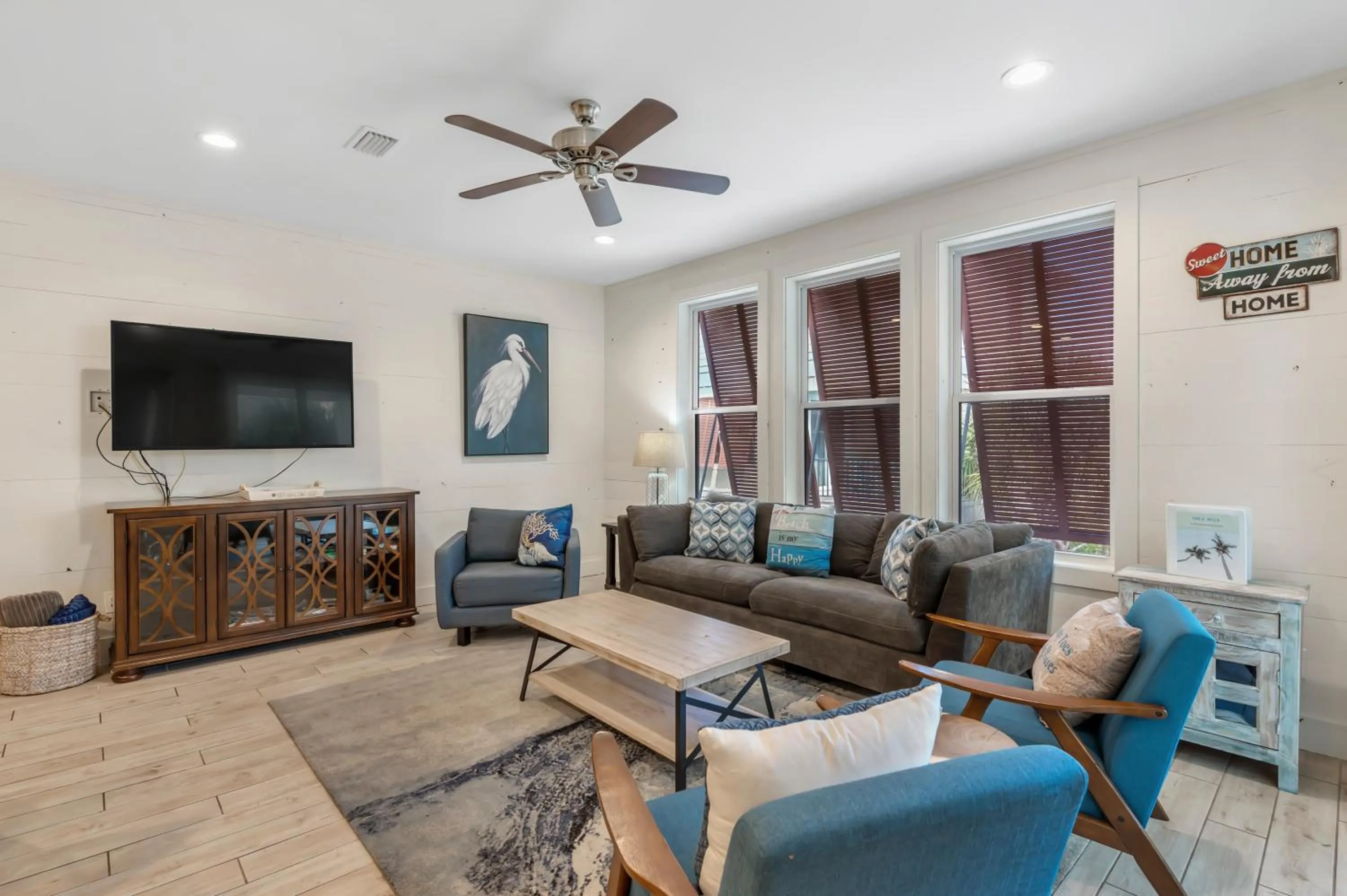 Living room in TRUE BLUE-Coastal cottage-3 min walk to beach! POOL!