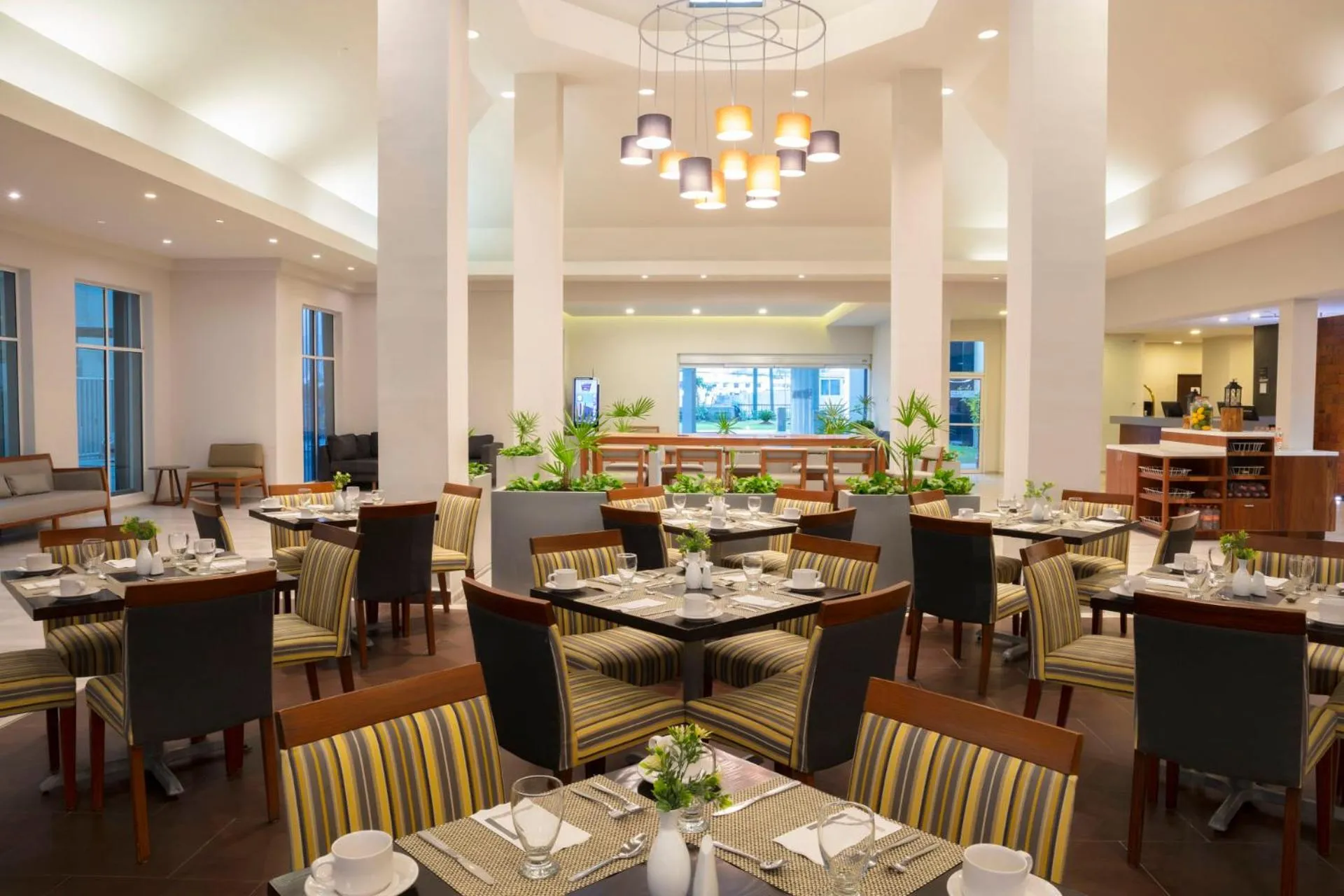 Restaurant/places to eat in Krystal Urban Monterrey San Jeronimo