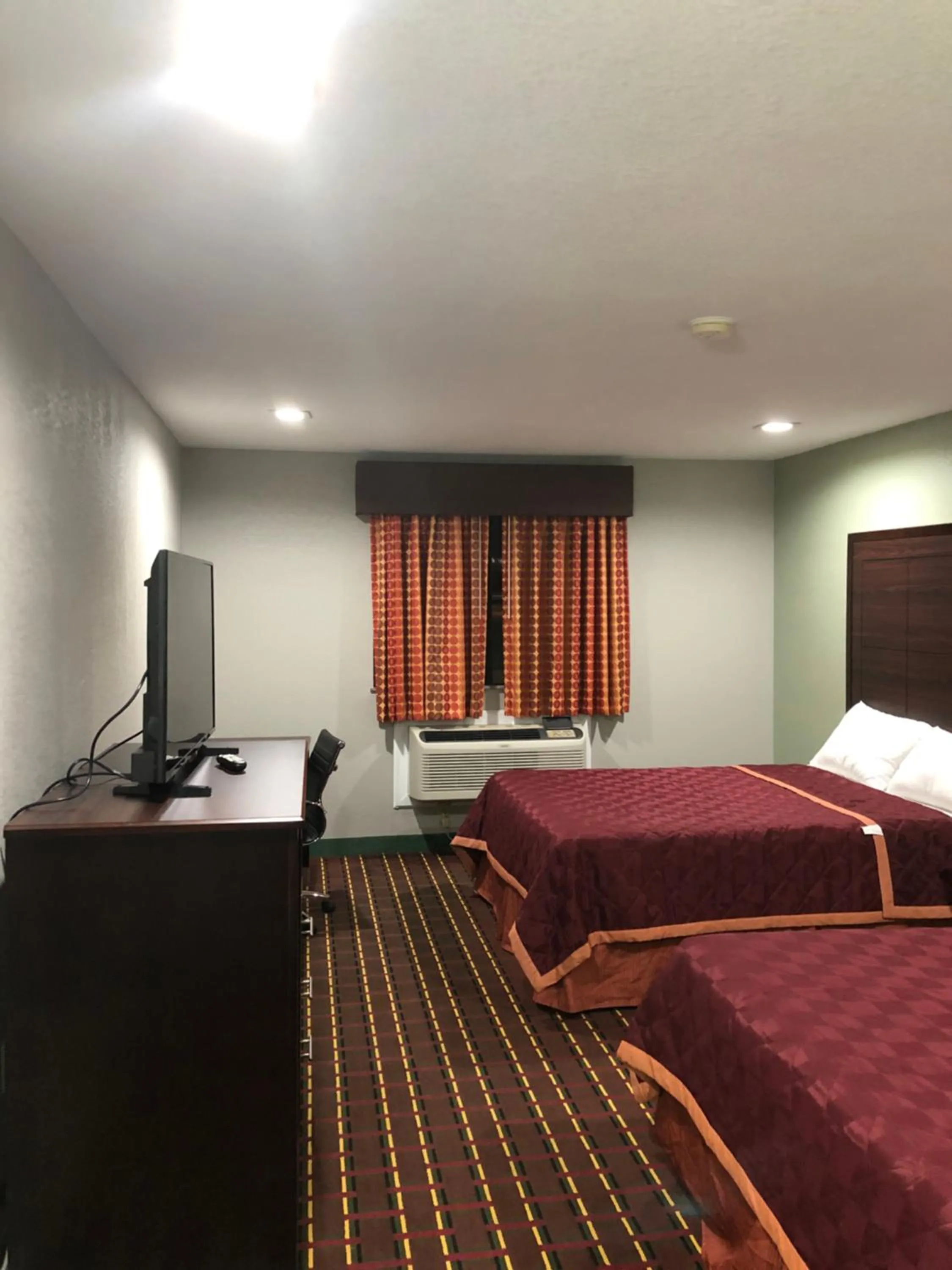 Bed in Texas Inn and Suites Lufkin