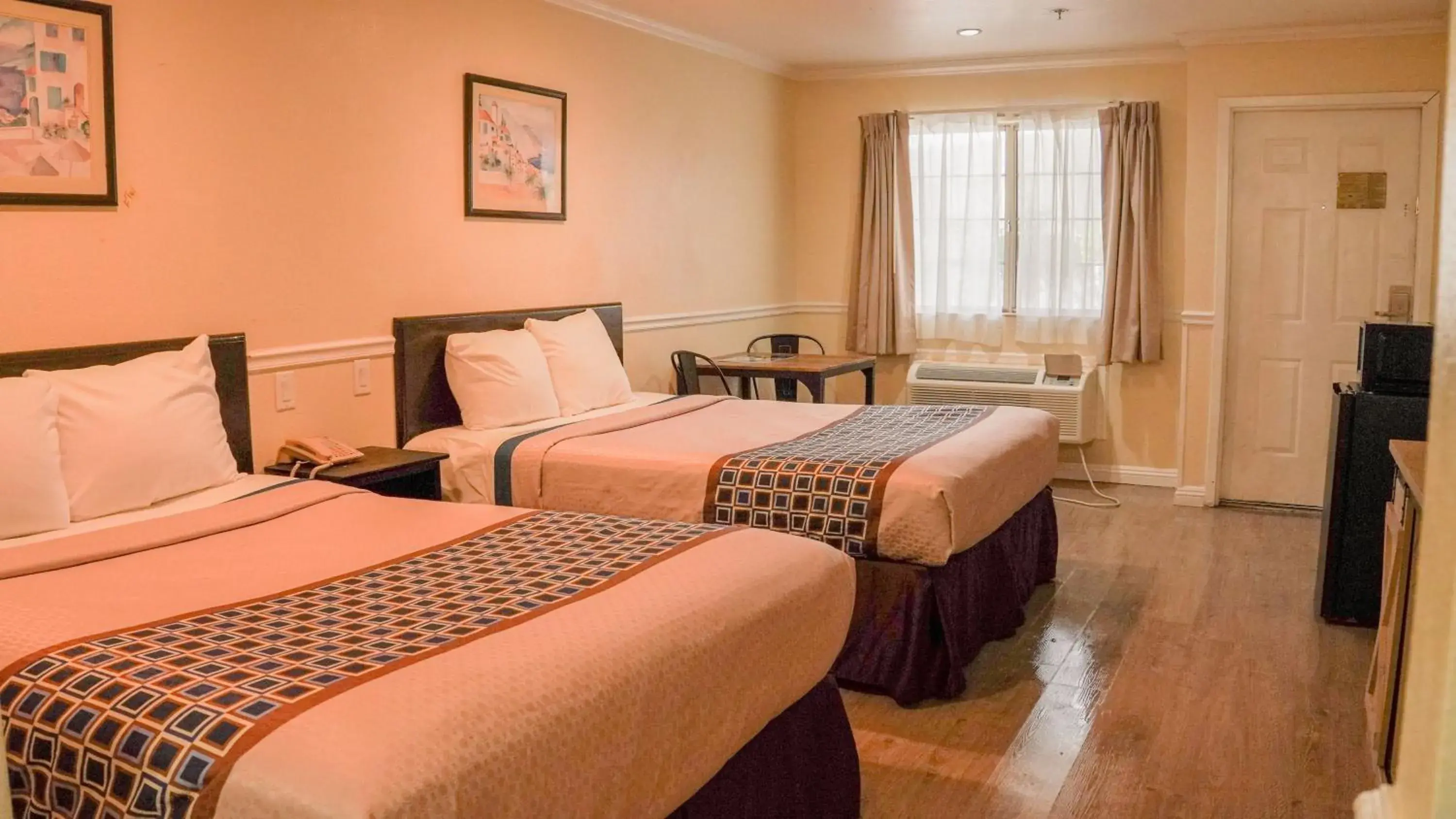 Queen Room with Two Queen Beds in Country Inn Ontario Queen Room with Two Queen Beds in Country Inn Ontario