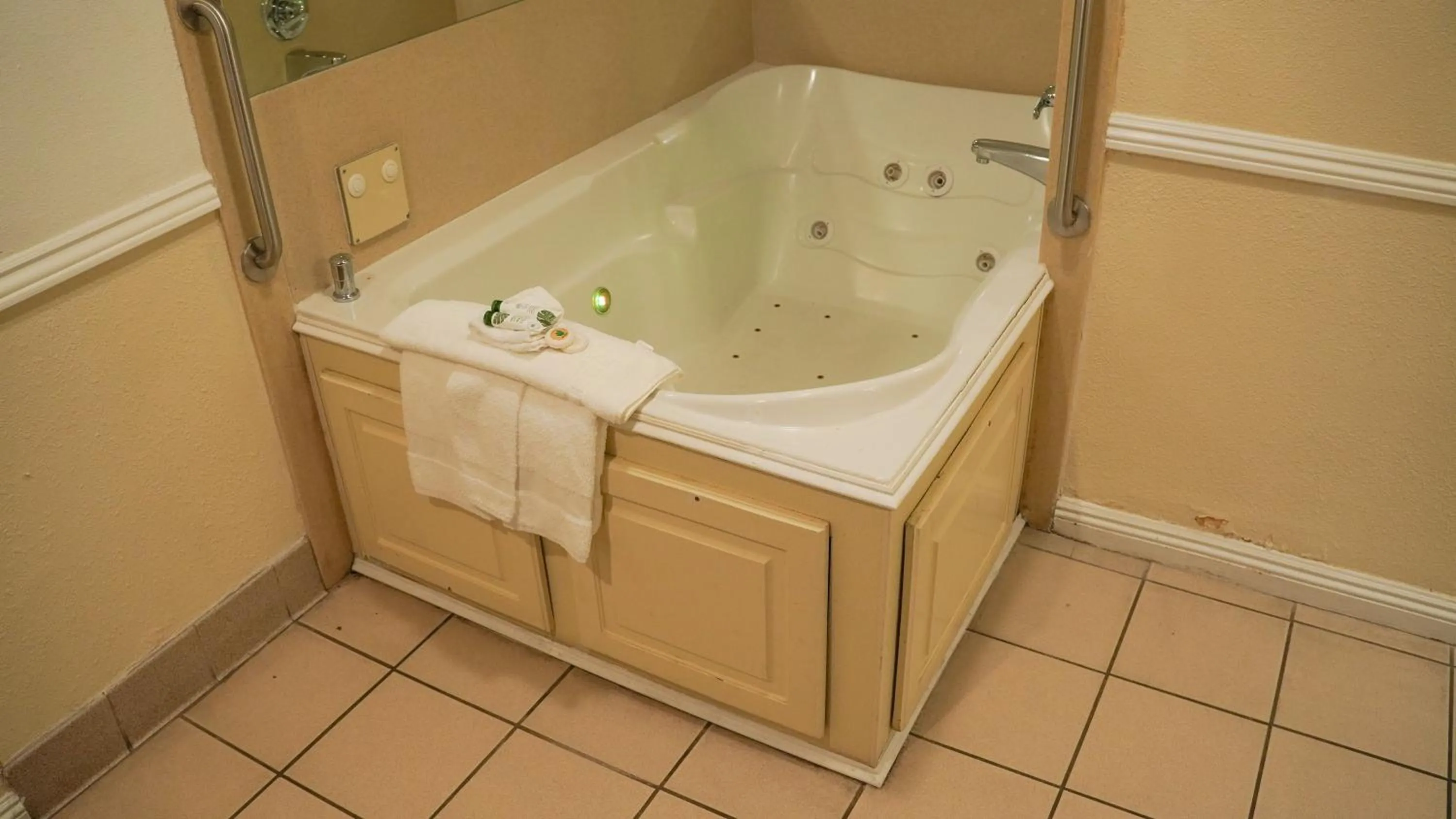 Hot Tub in Country Inn Ontario