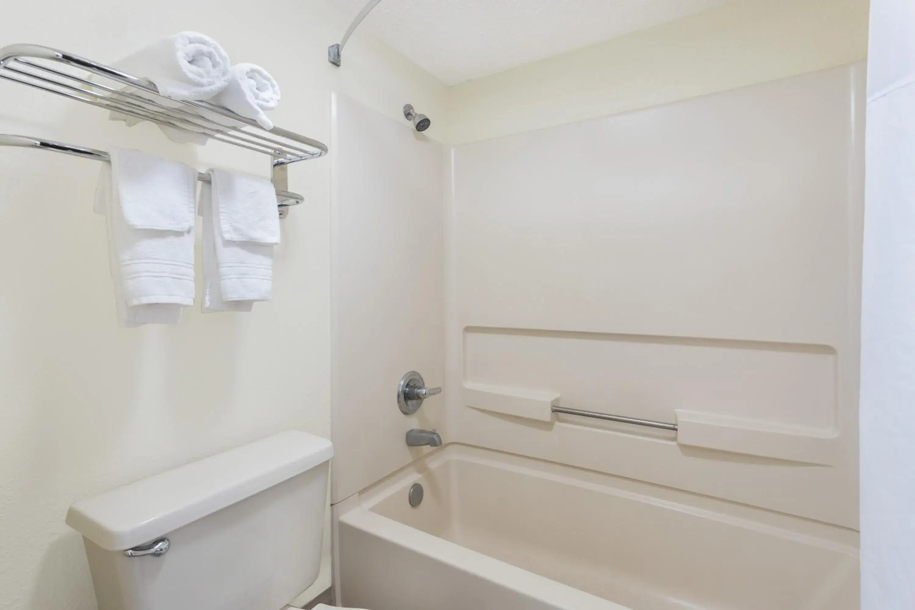 Standard King Room - Smoking in Days Inn by Wyndham Newberry South Carolina Standard King Room - Smoking in Days Inn by Wyndham Newberry South Carolina