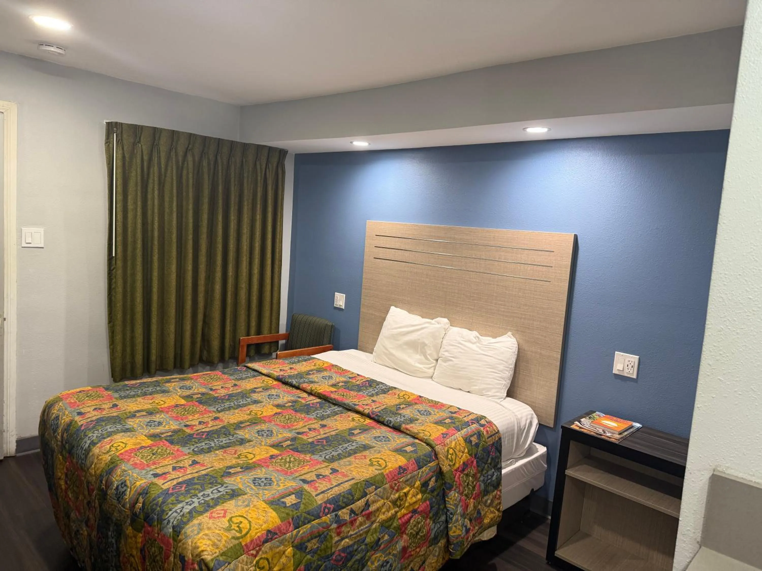 Bed in Bishop Elms Motel