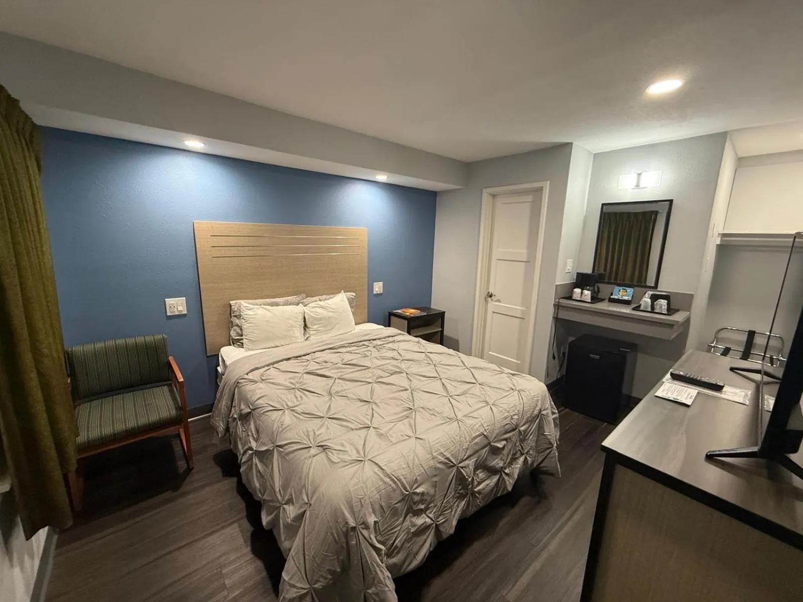 Bed in Bishop Elms Motel